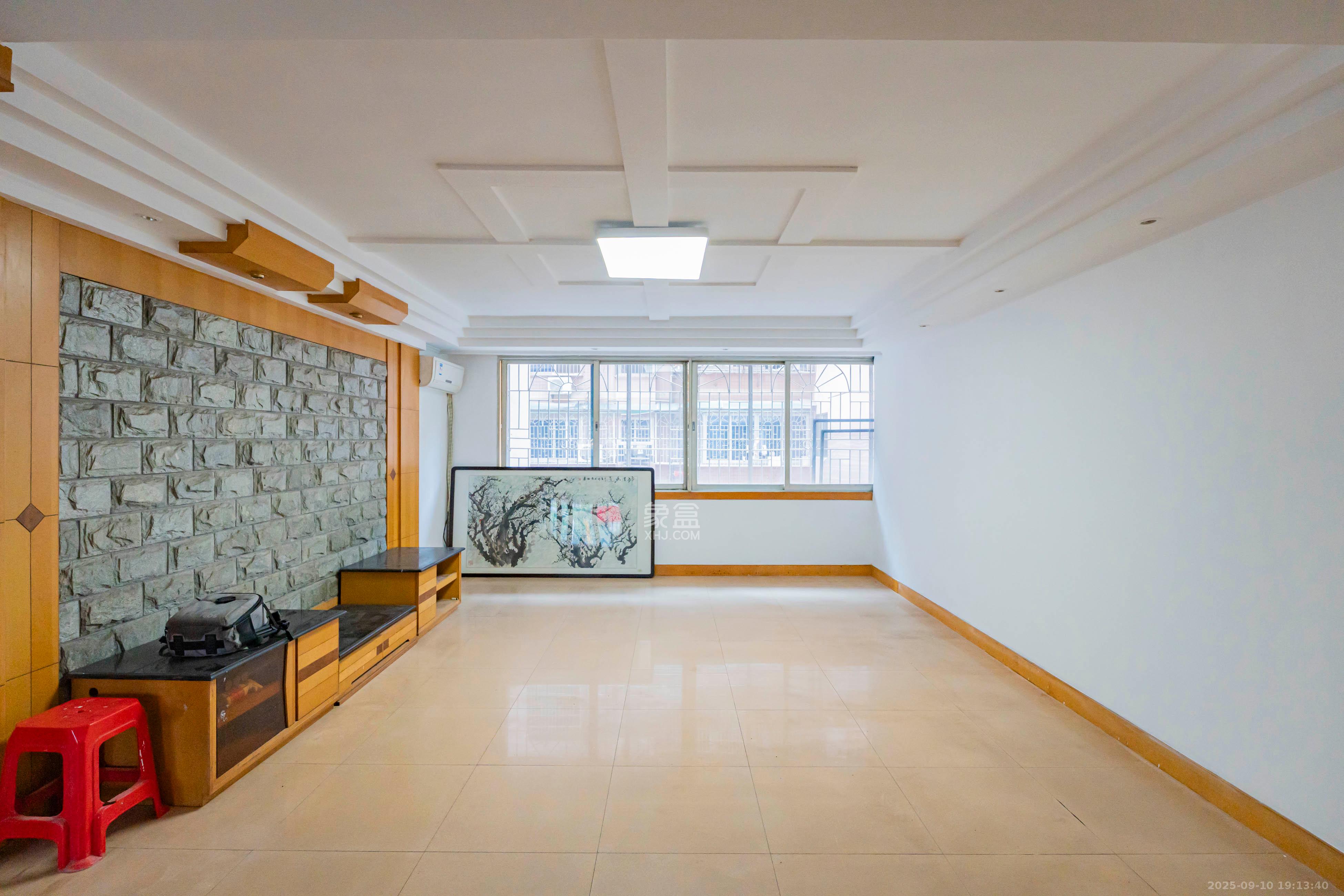 兴汉门公寓 4室2厅1卫 115.0万 兴汉门公寓 4室2厅1卫 115.0万客厅