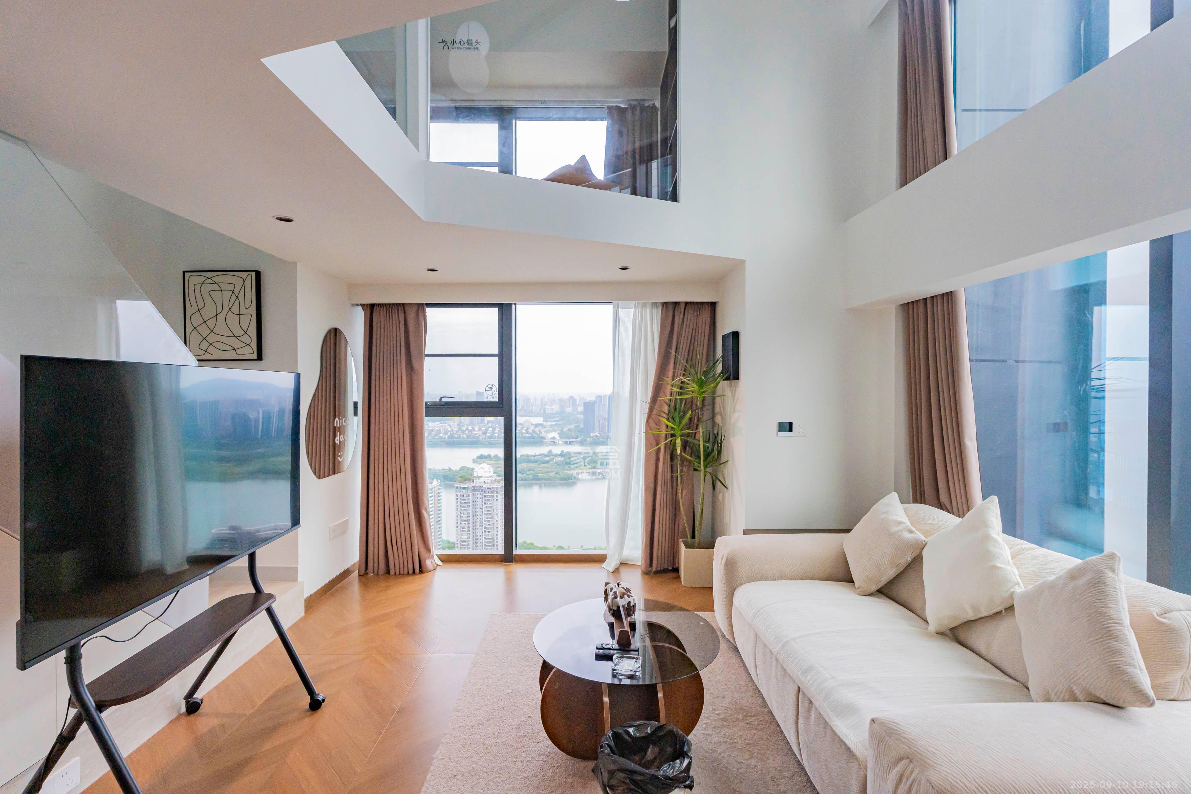 华润置地中心 2室1厅2卫 110.0万 华润置地中心 2室1厅2卫 110.0万客厅