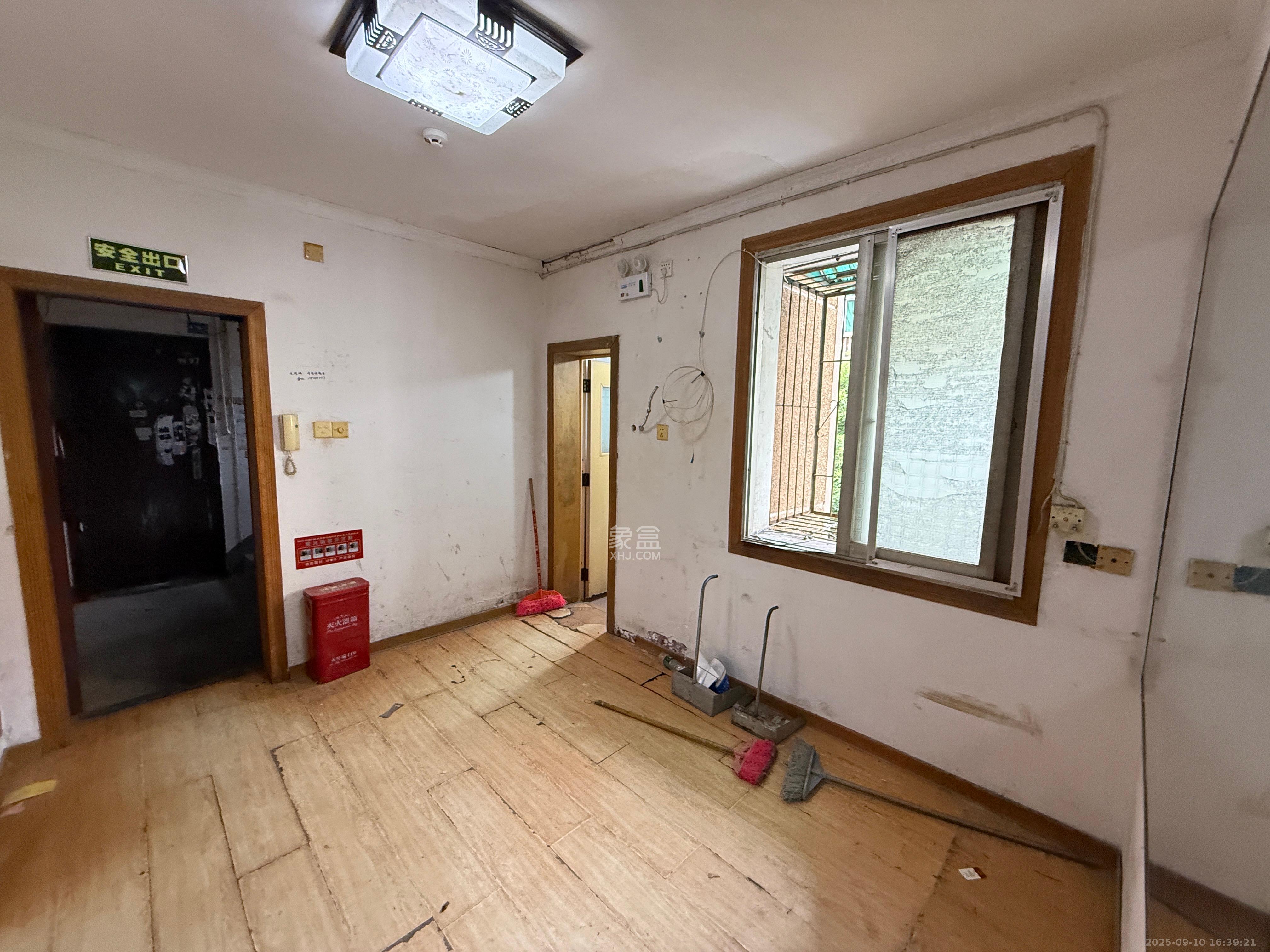 牛角塘社区 4室2厅1卫 1800.0元/月 牛角塘社区 4室2厅1卫 1800.0元/月室内图