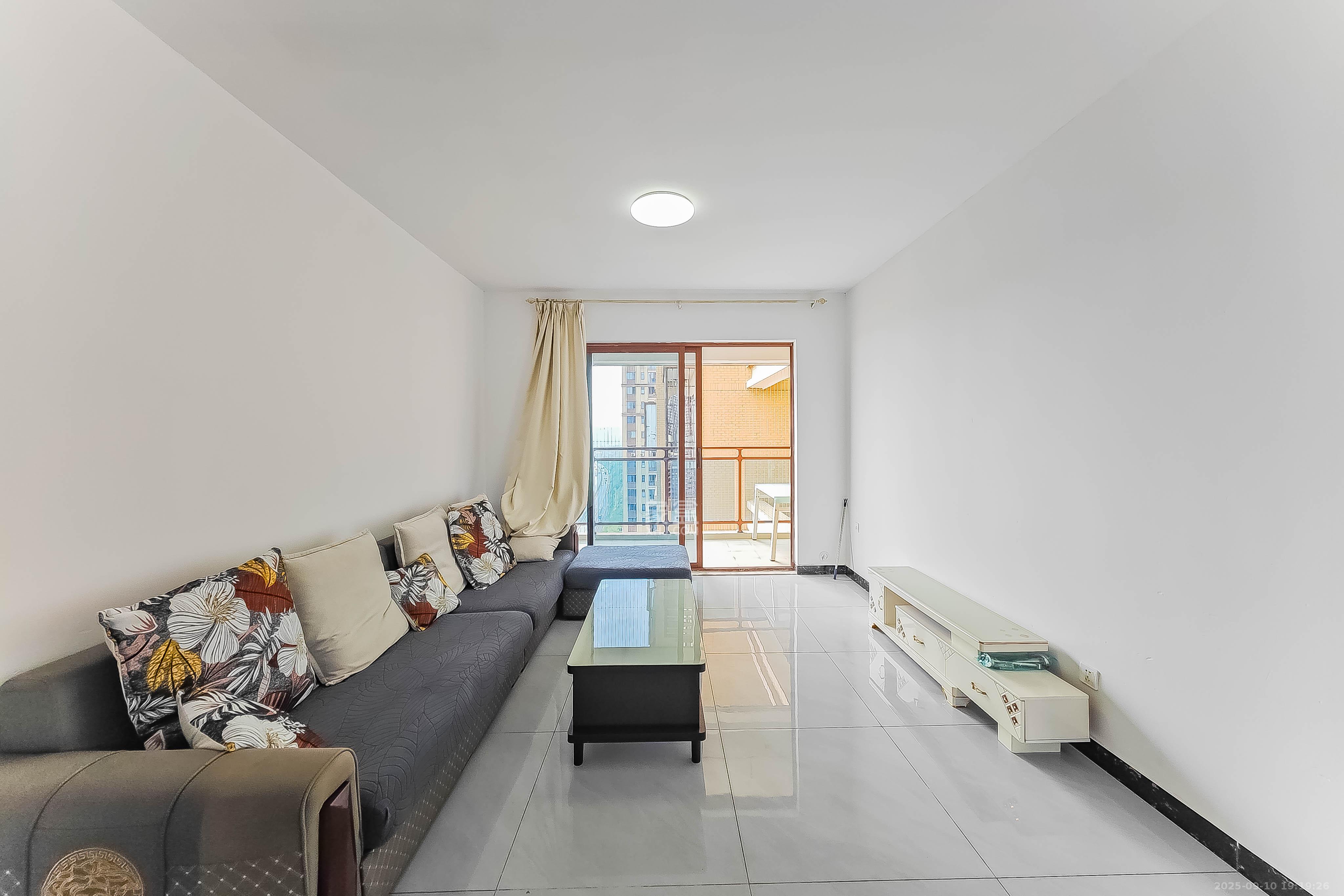 万里时代  3室2厅2卫    95.0万客厅