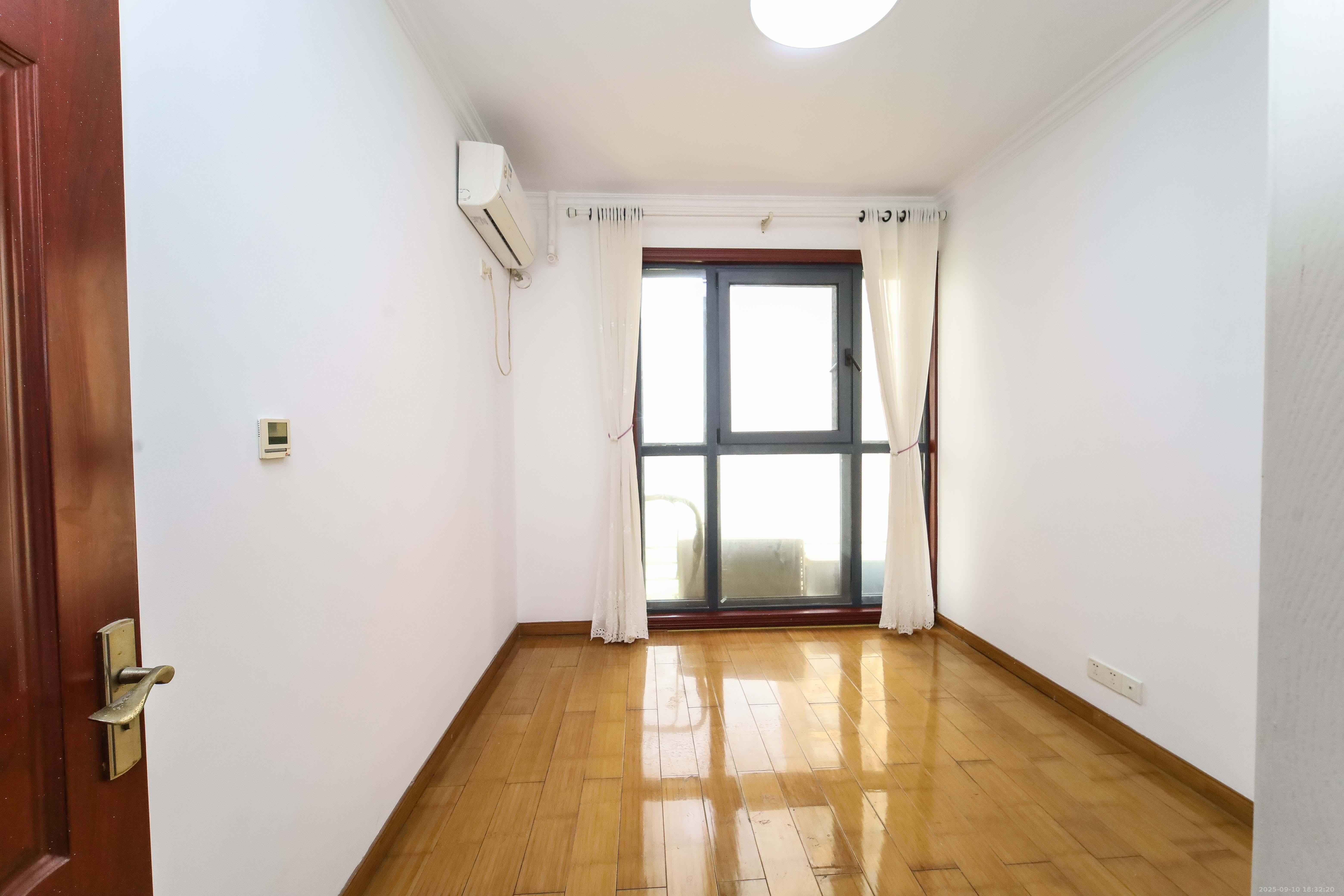 江河双水湾  4室2厅2卫    139.0万 江河双水湾  4室2厅2卫    139.0万卧室