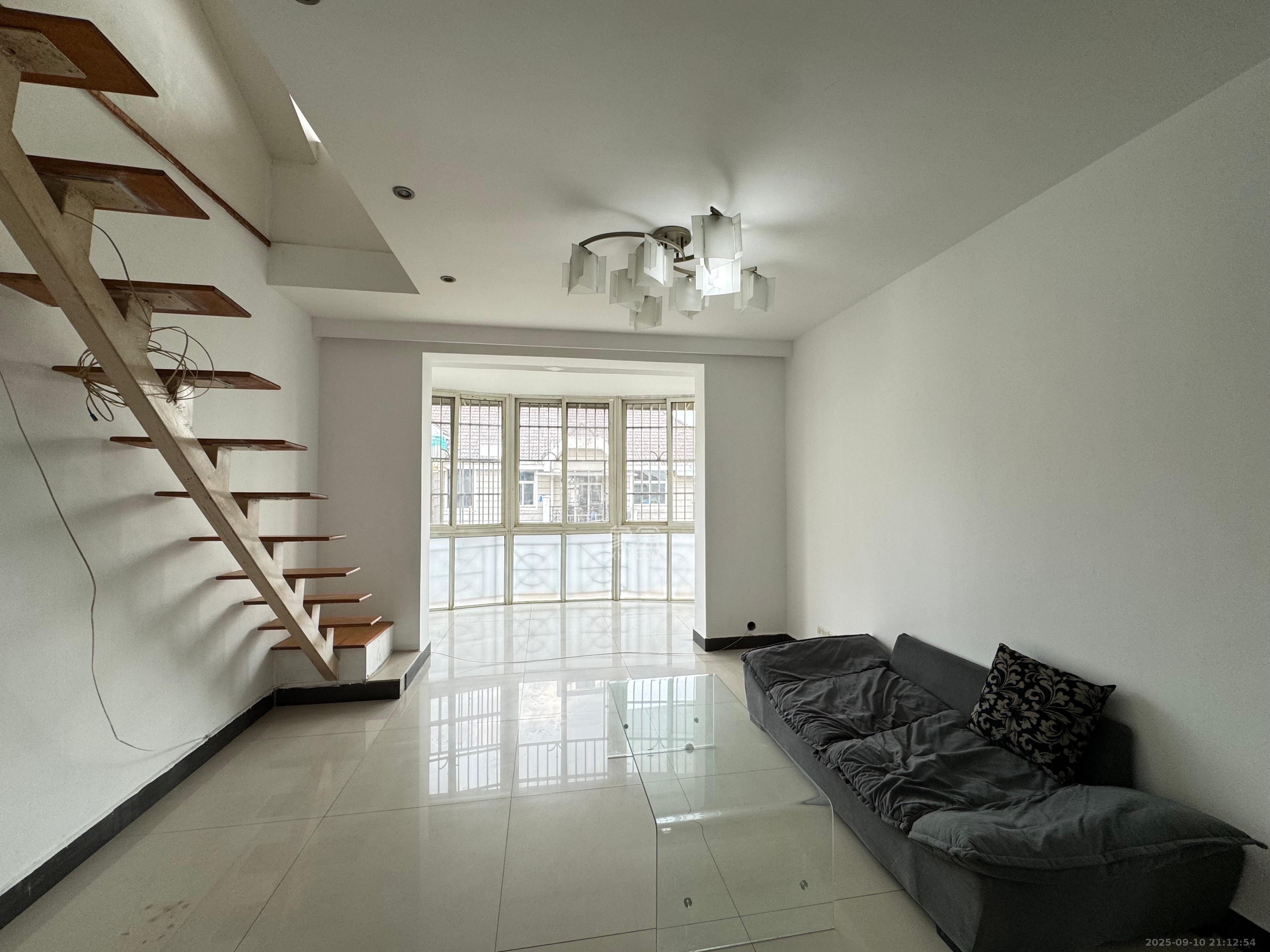 山水人家一二期 3室2厅2卫 1400.0元/月 山水人家一二期 3室2厅2卫 1400.0元/月室内图