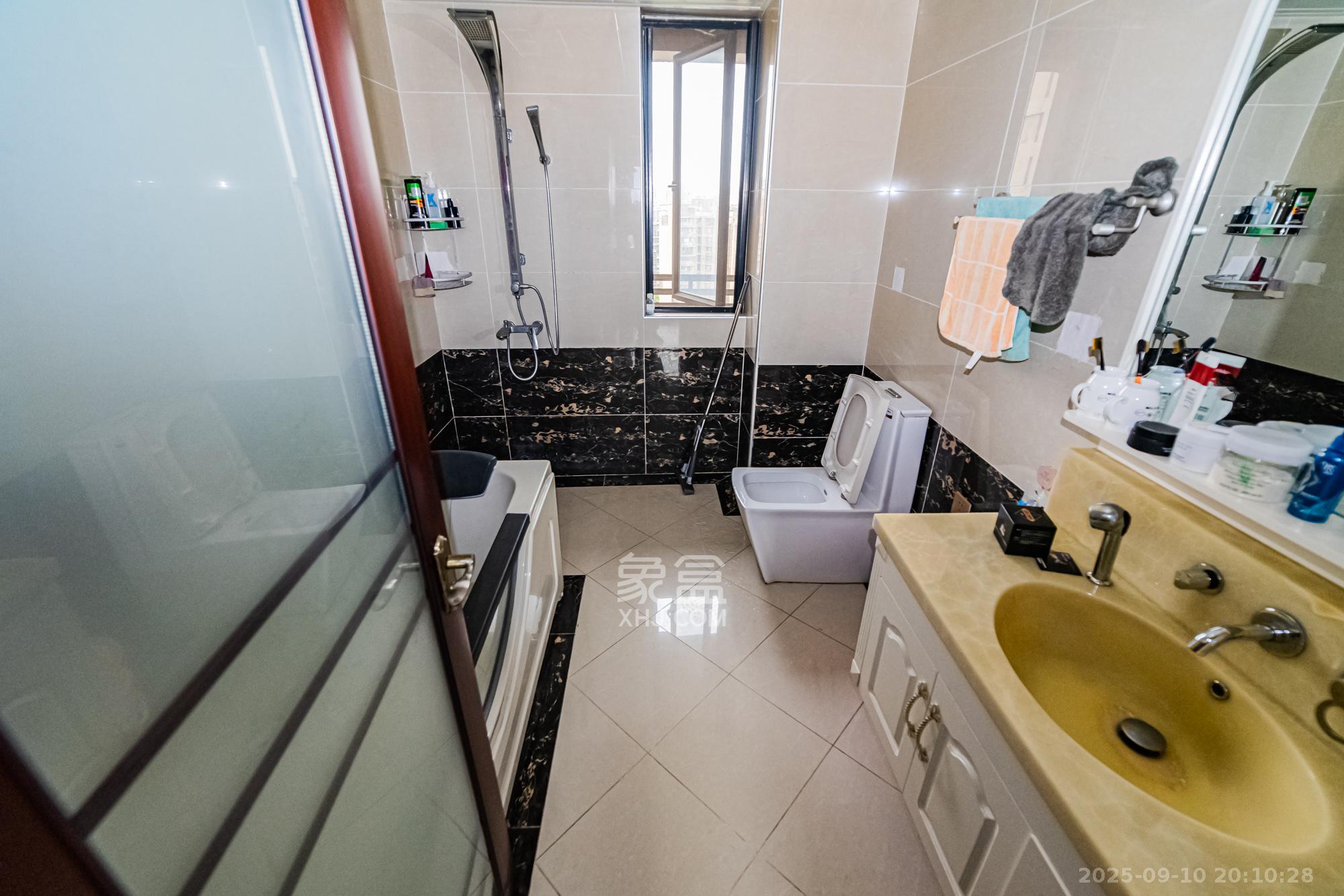 万科城  3室2厅1卫    113.0万卫生间