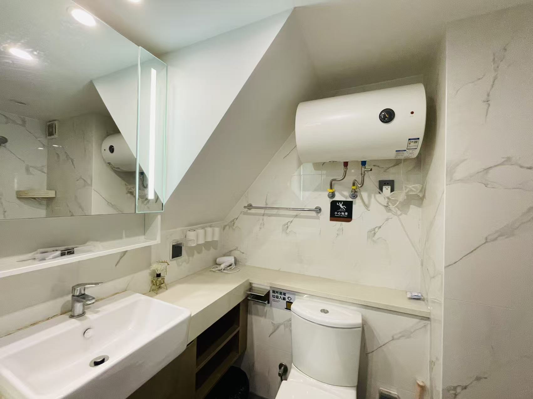 达美寰宇中心 2室2厅1卫 2200.0元/月 达美寰宇中心 2室2厅1卫 2200.0元/月户型图