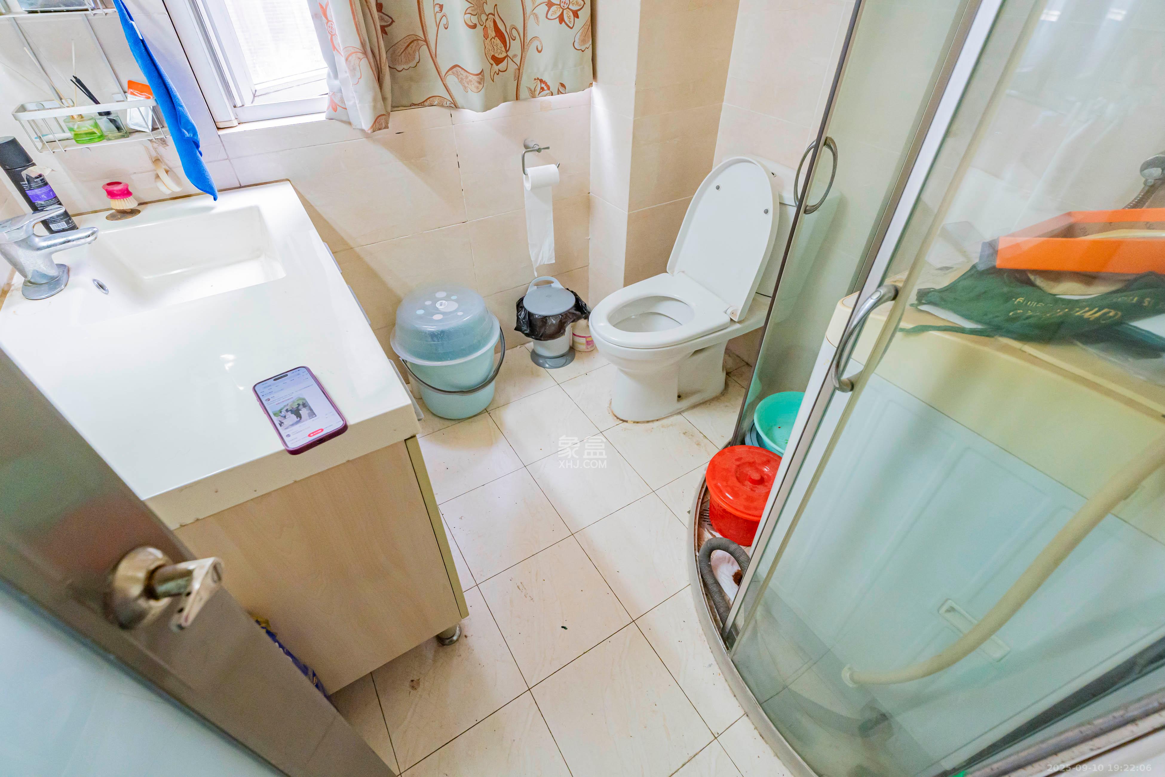 学府华庭 3室2厅2卫 93.0万 学府华庭 3室2厅2卫 93.0万卫生间