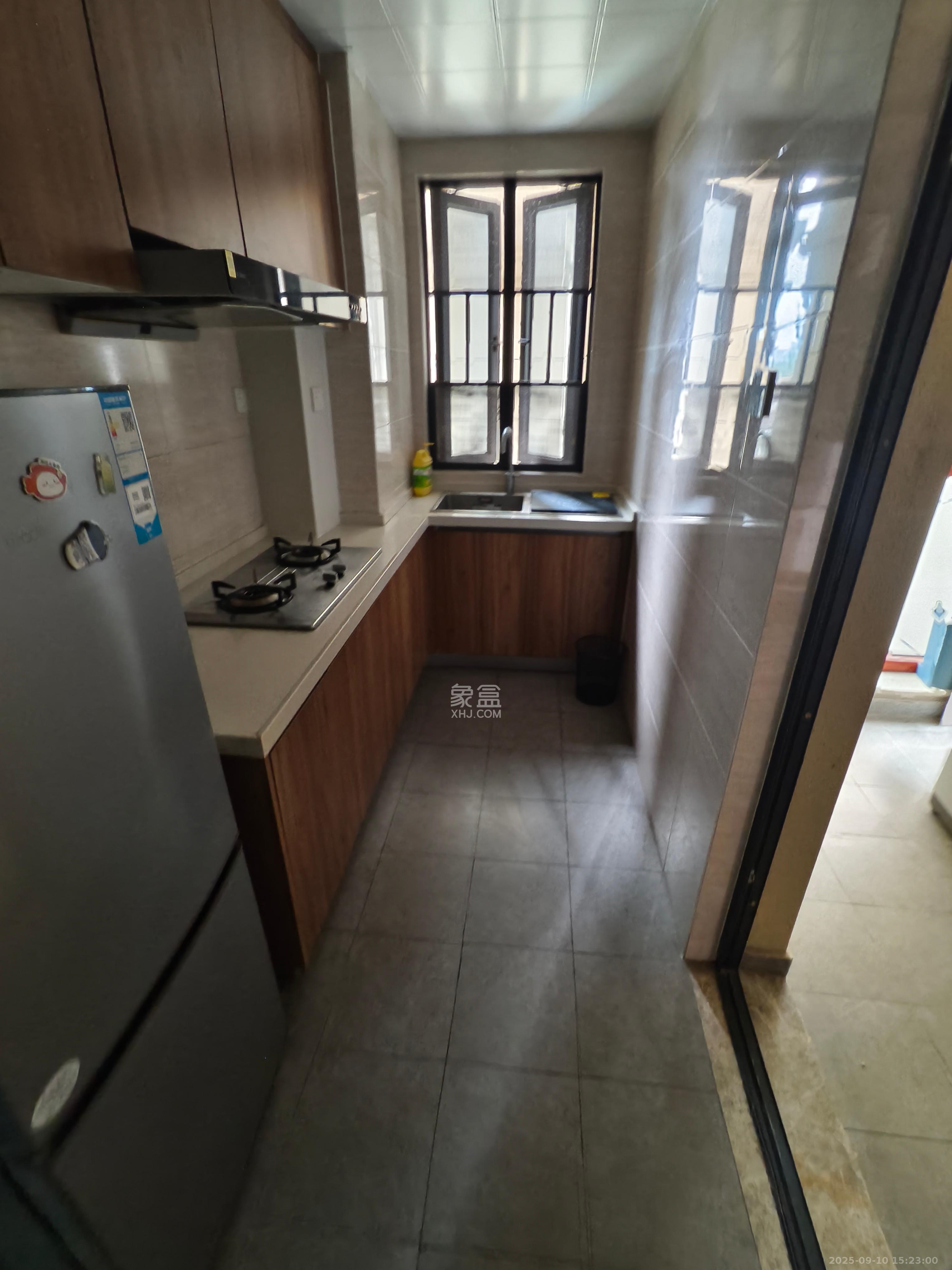 荣泰广场 3室2厅1卫 2200.0元/月 荣泰广场 3室2厅1卫 2200.0元/月室内图