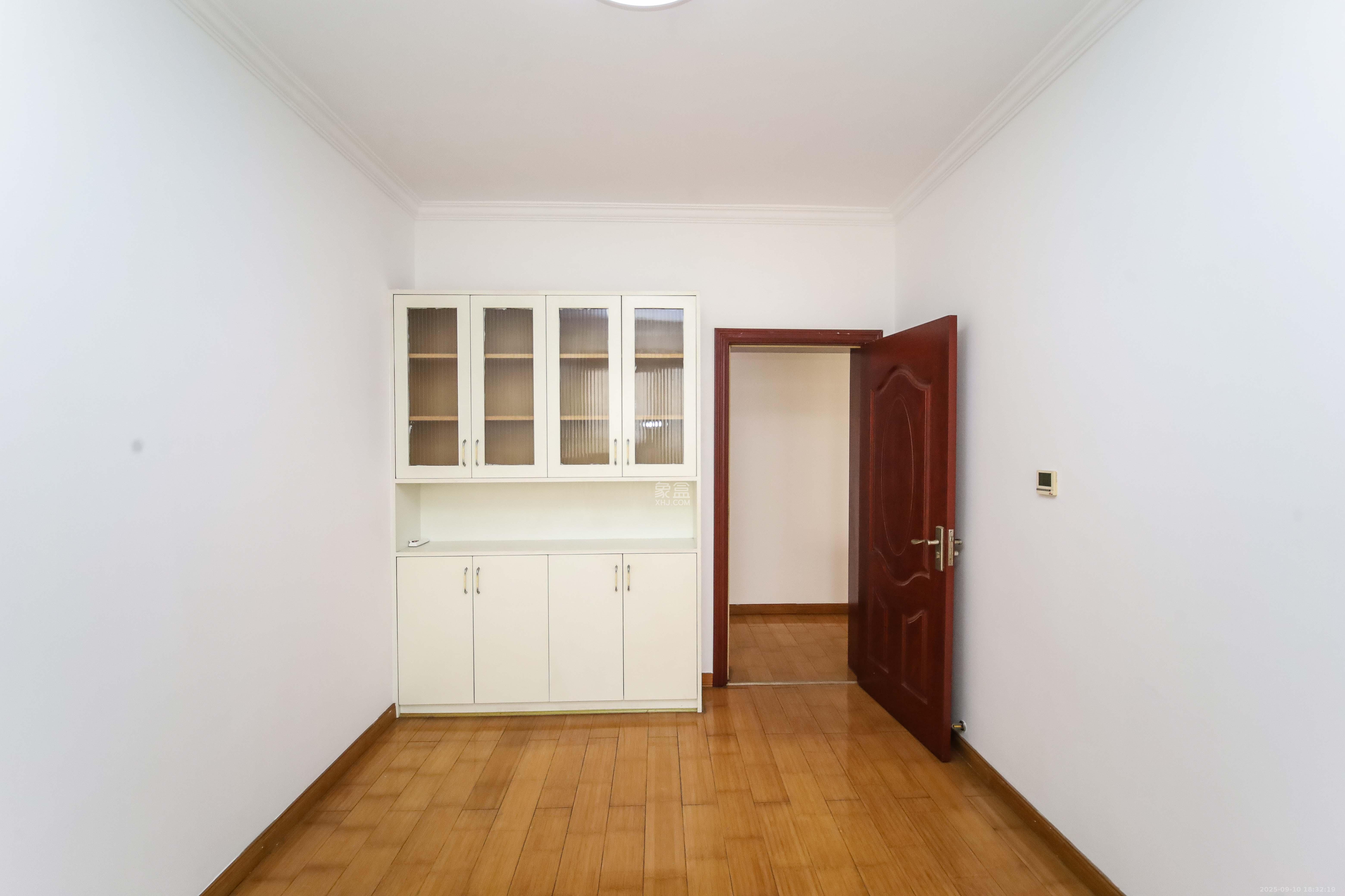 江河双水湾  4室2厅2卫    139.0万 江河双水湾  4室2厅2卫    139.0万卧室