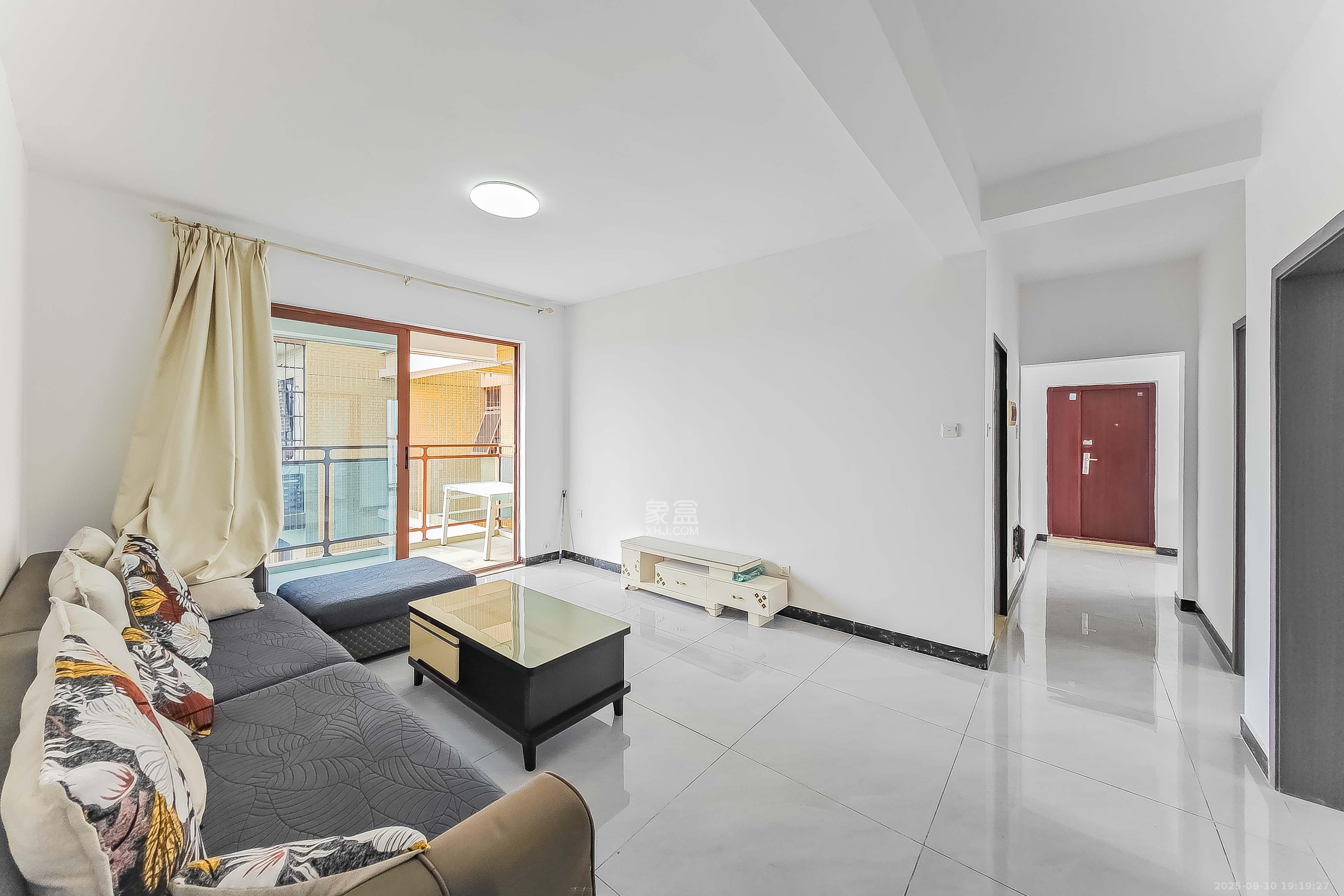 万里时代  3室2厅2卫    95.0万客厅