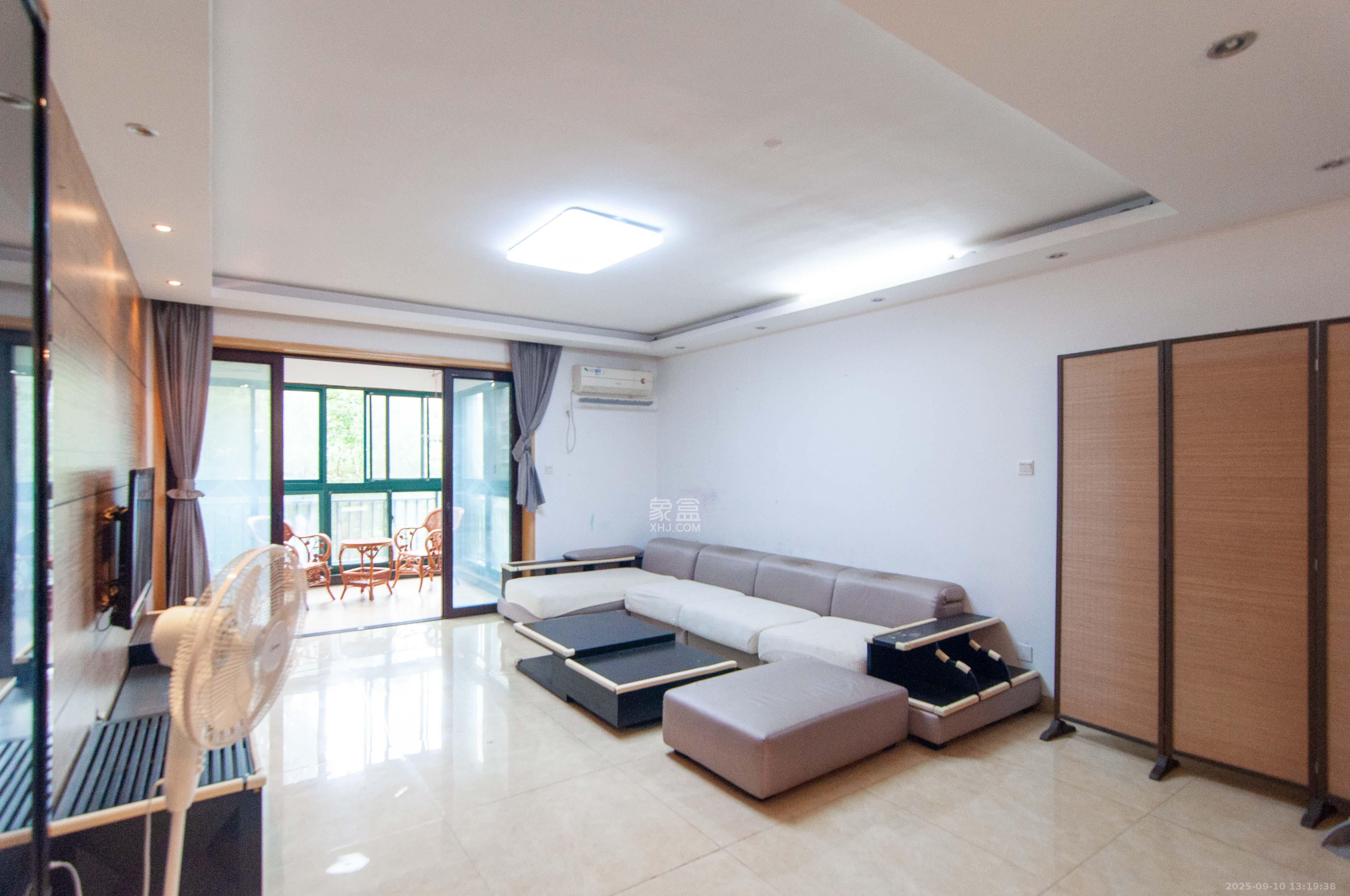 共和世家  3室2厅2卫    154.8万 共和世家  3室2厅2卫    154.8万客厅