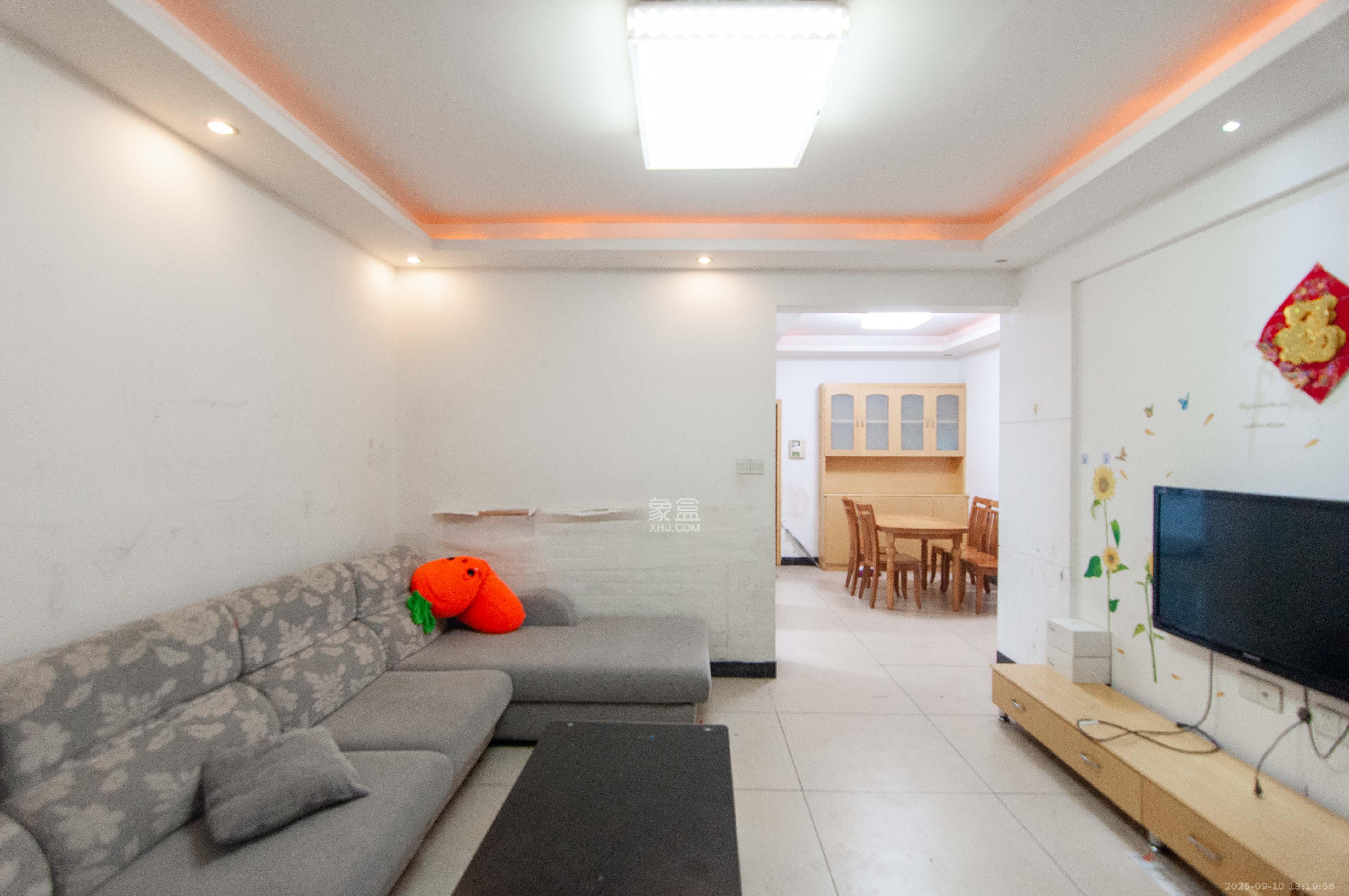 海林馨香雅苑  2室2厅1卫    66.0万 海林馨香雅苑  2室2厅1卫    66.0万客厅