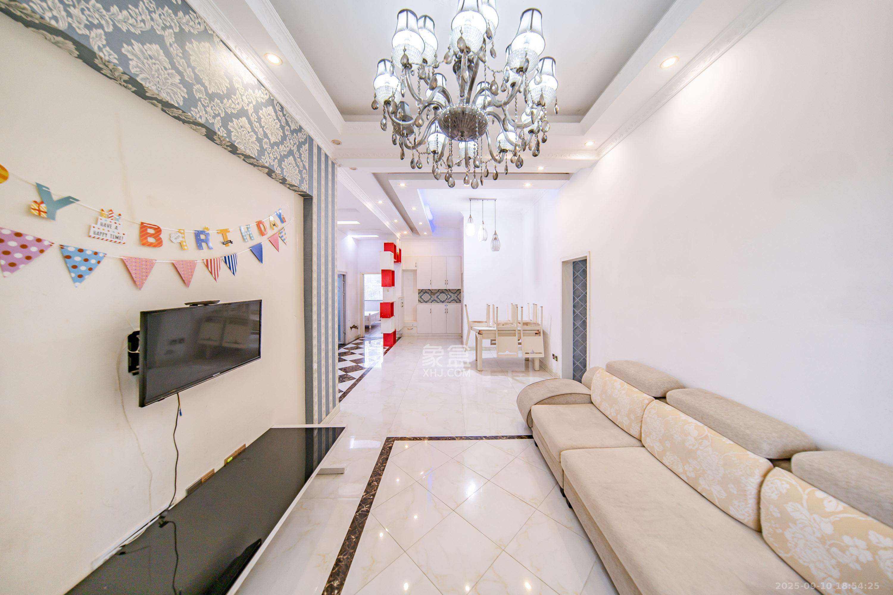 阳光100三期 3室2厅1卫 105.0万 阳光100三期 3室2厅1卫 105.0万客厅