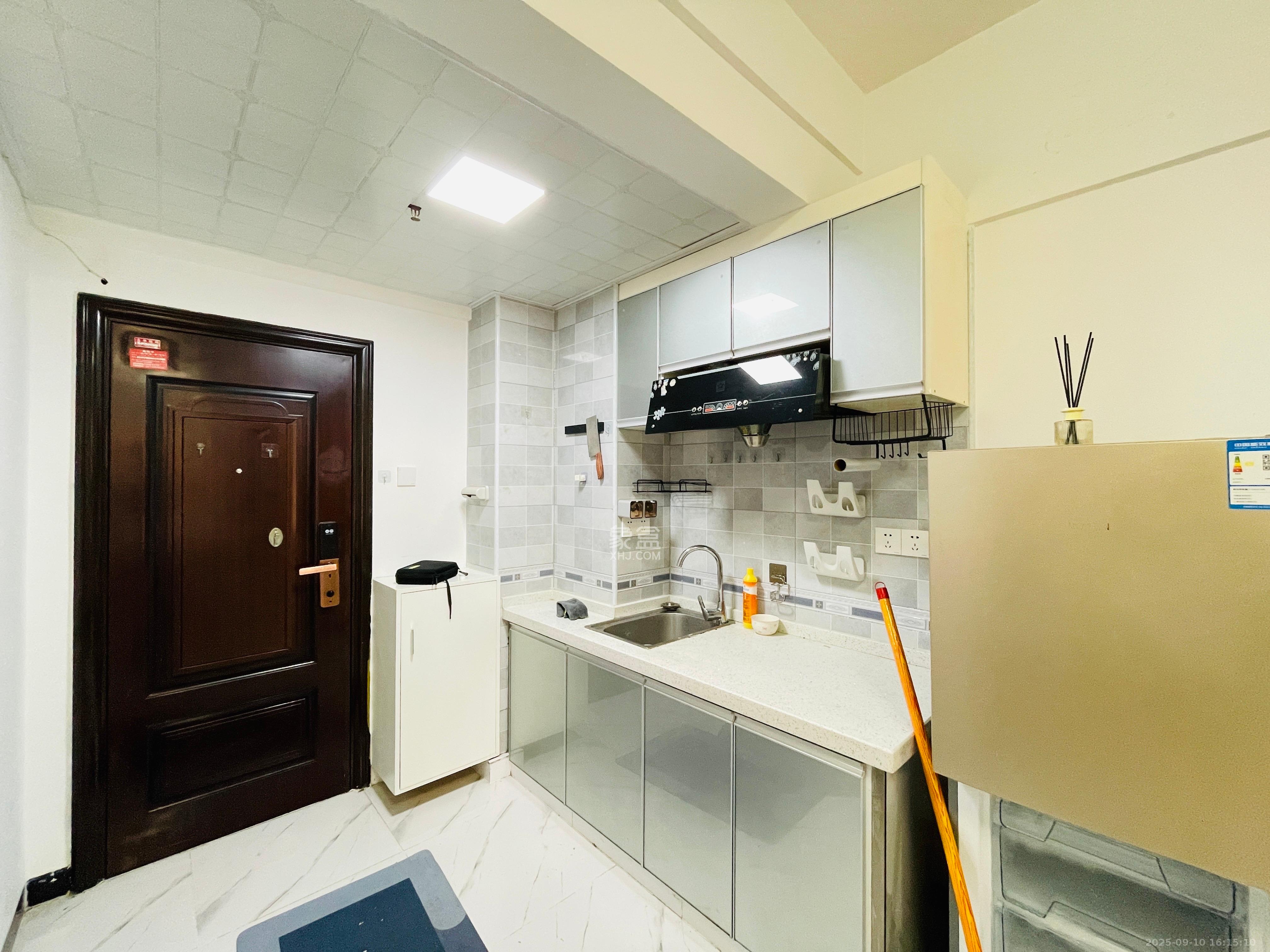 七彩丽都  1室0厅1卫    2200.0元/月室内图