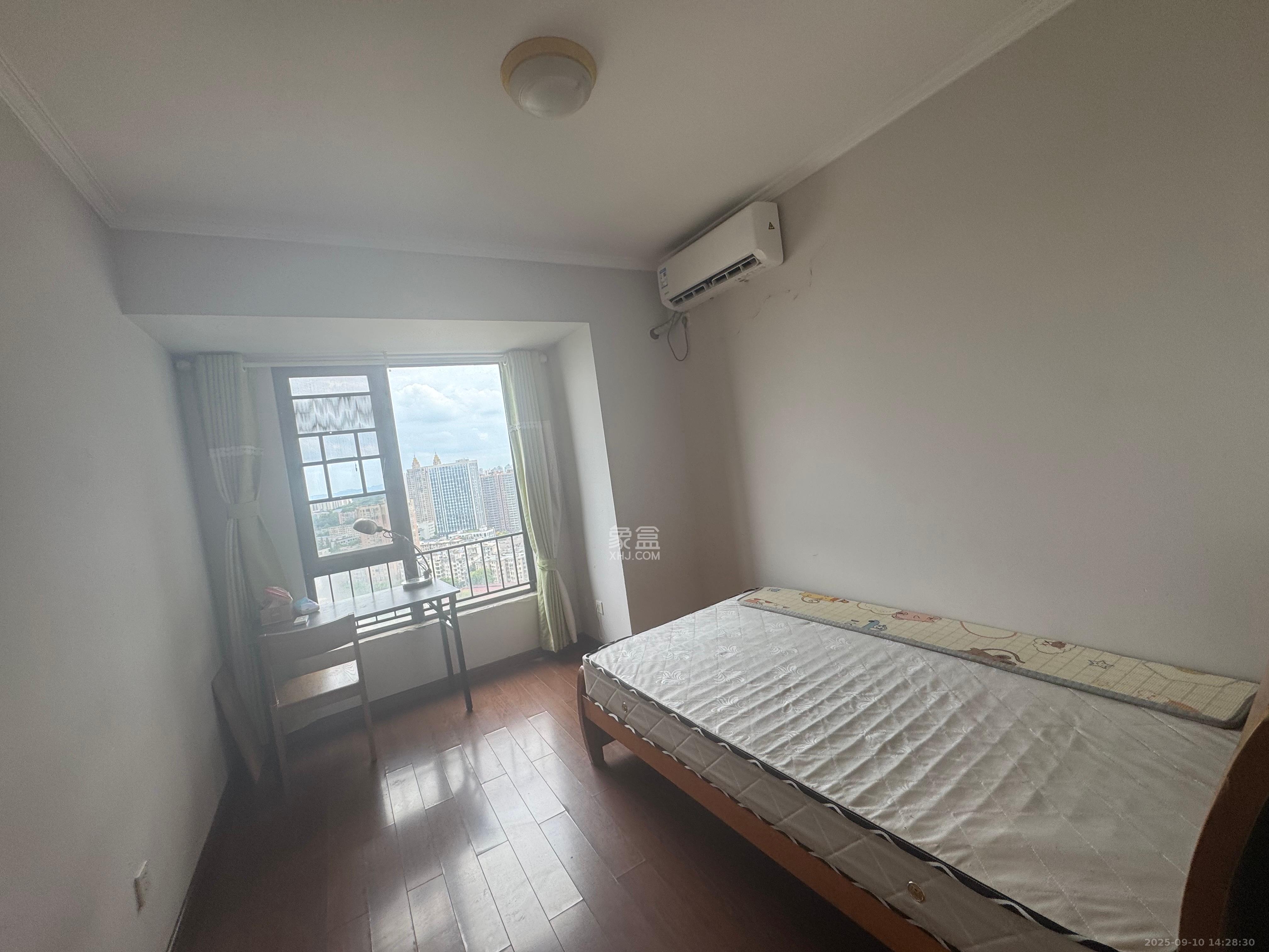 万科金域华府三四期  4室2厅2卫    2800.0元/月室内图