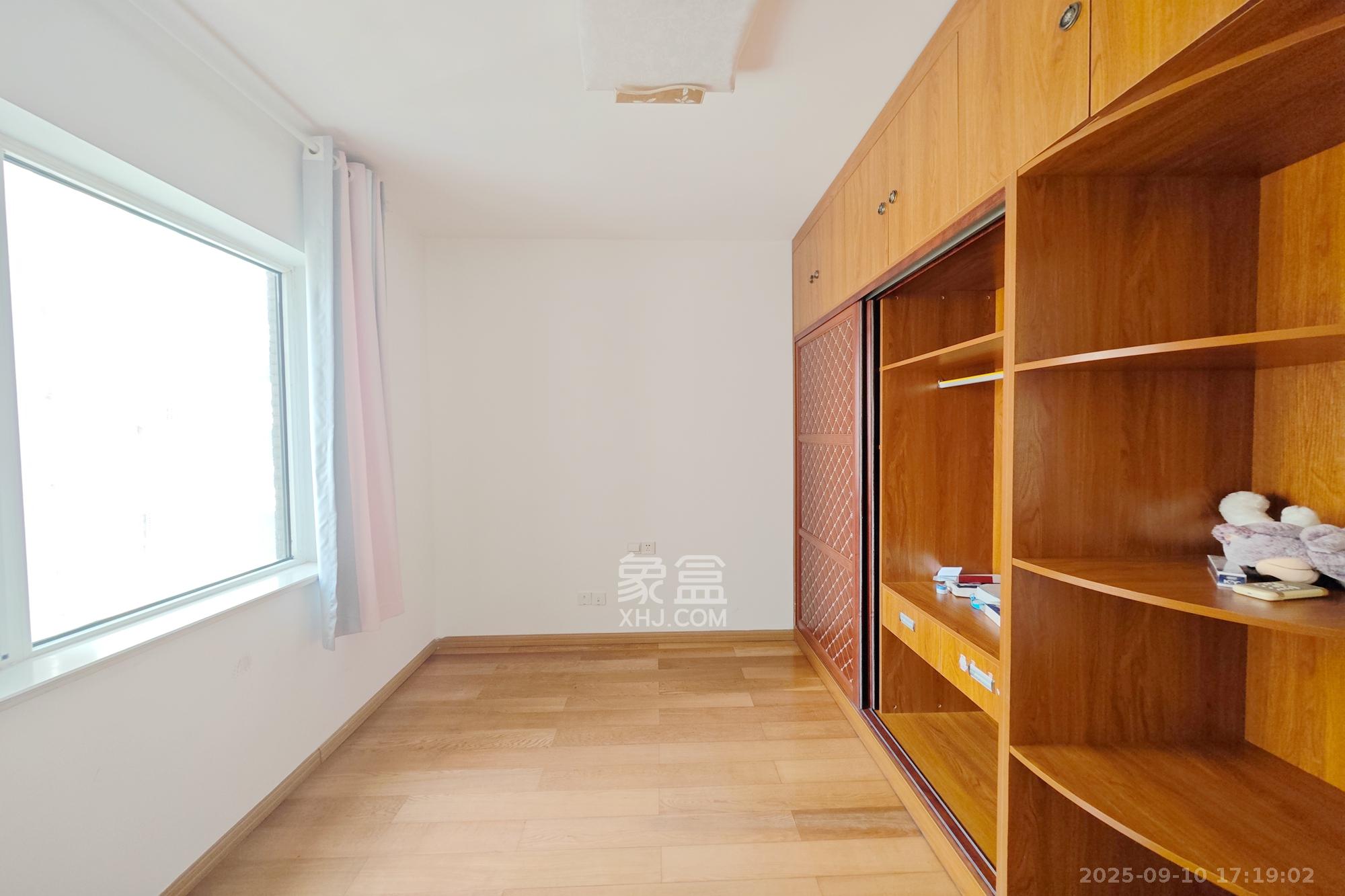 佳天瑞宁花园 3室2厅1卫 123.0万 佳天瑞宁花园 3室2厅1卫 123.0万卧室