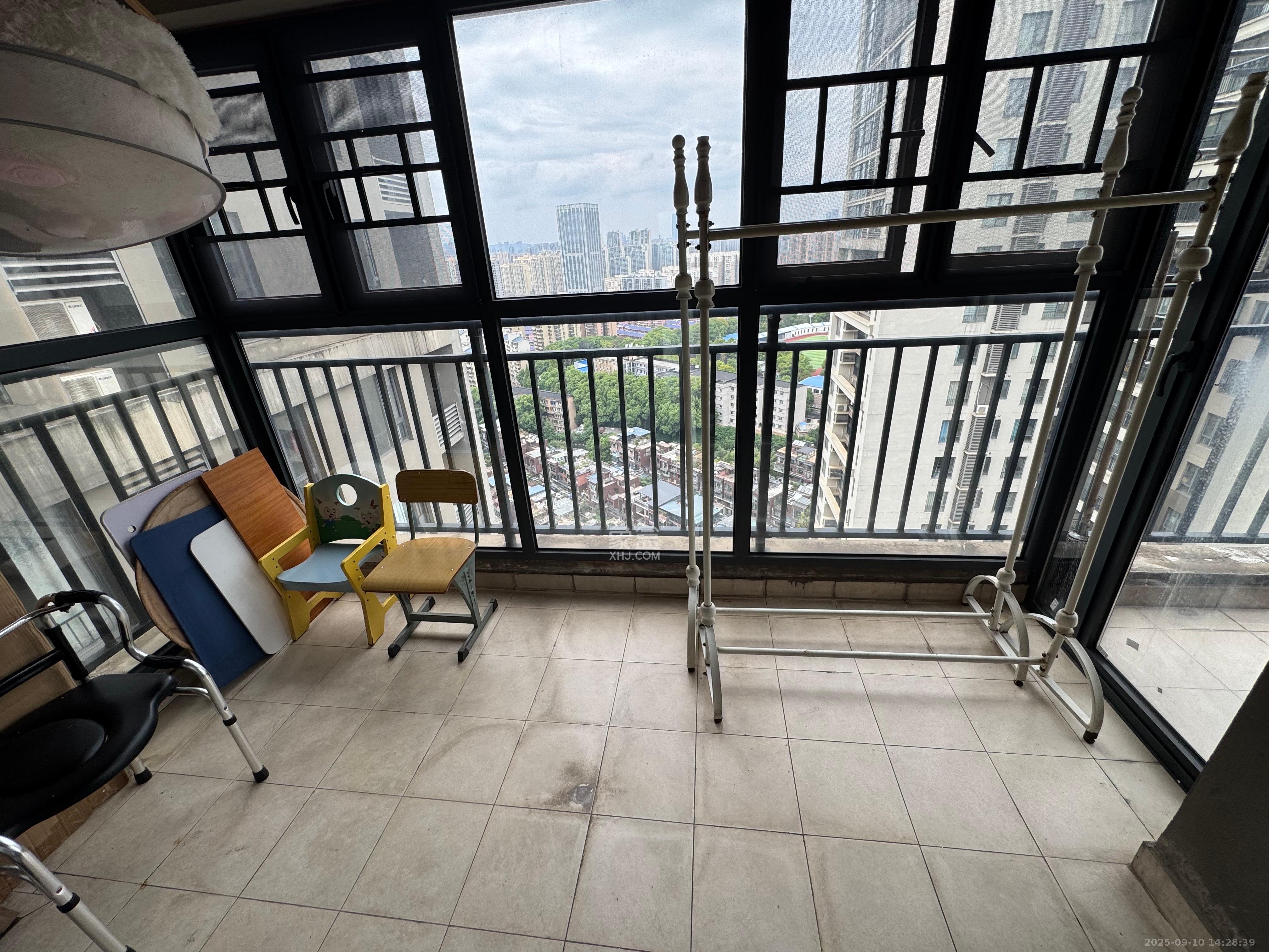 万科金域华府三四期  4室2厅2卫    2800.0元/月室内图