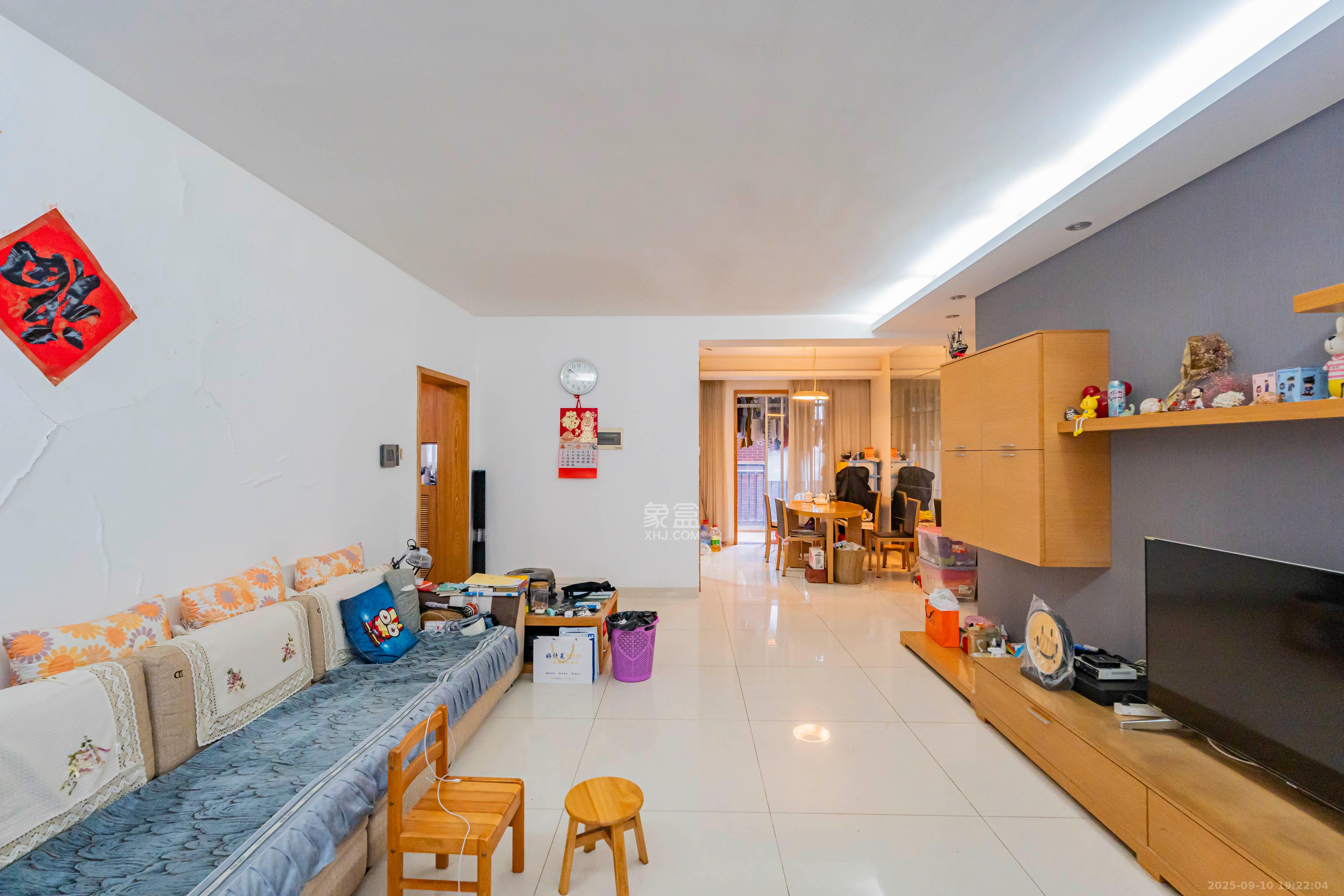 学府华庭 3室2厅2卫 93.0万 学府华庭 3室2厅2卫 93.0万客厅