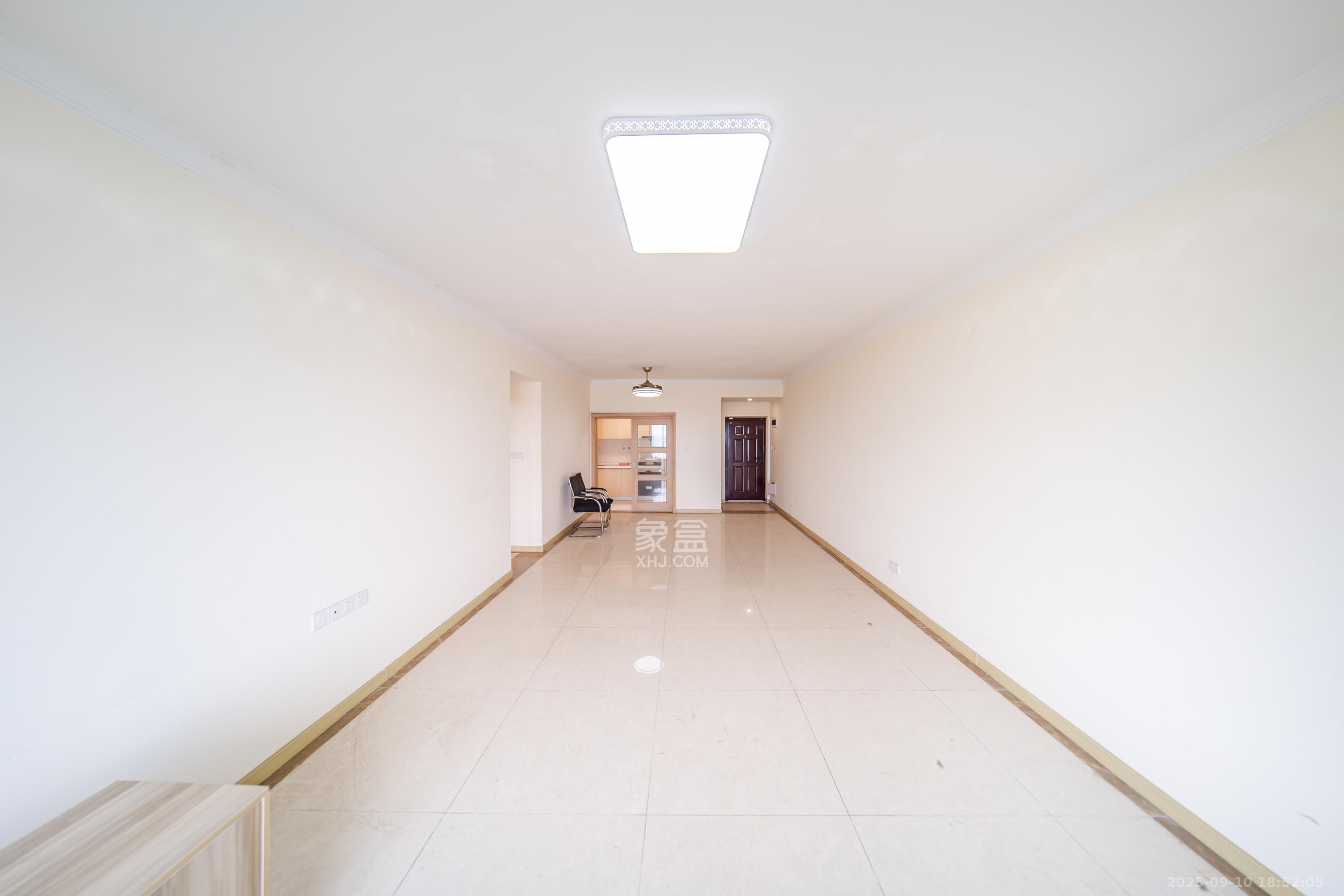 兰亭湾畔  3室2厅2卫    138.0万客厅