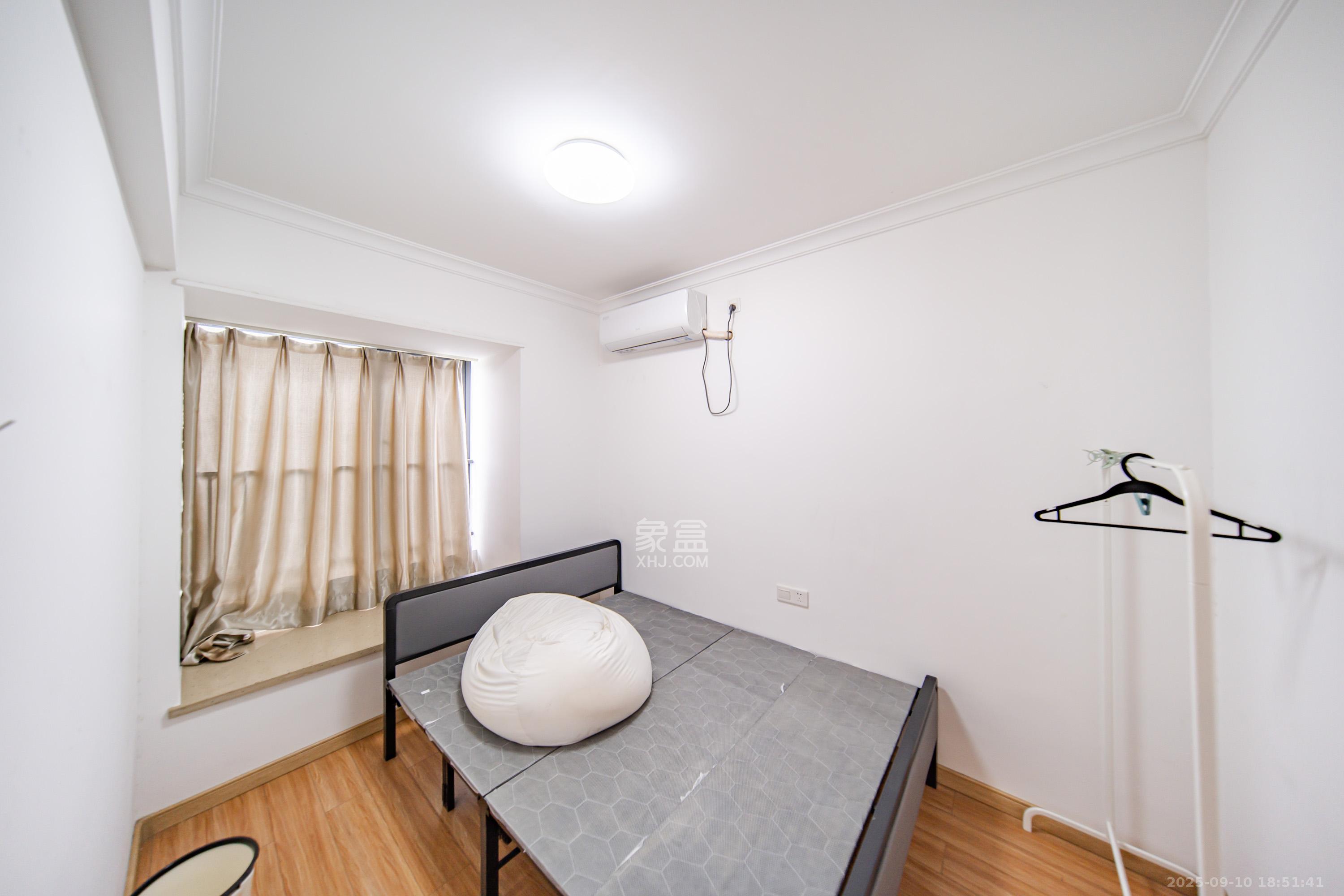 万科金域缇香 3室2厅2卫 120.0万 万科金域缇香 3室2厅2卫 120.0万卧室