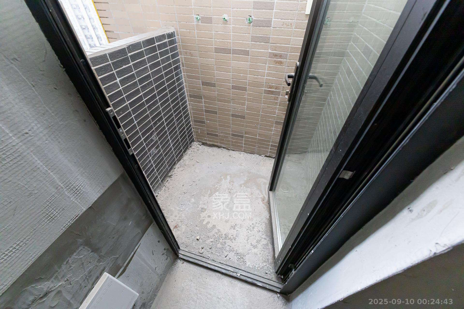 时代倾城三期 4室2厅2卫 82.0万 时代倾城三期 4室2厅2卫 82.0万阳台