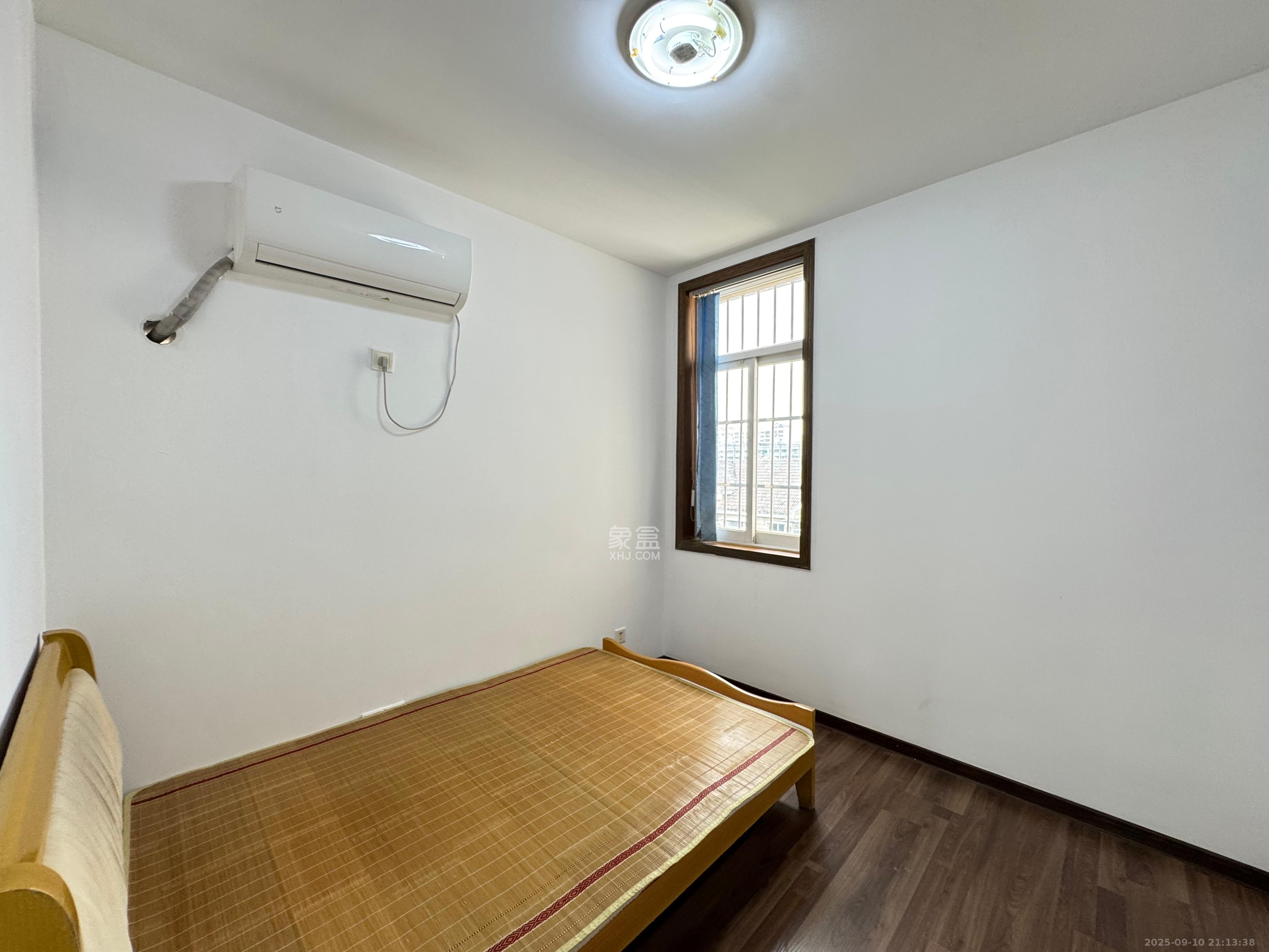 山水人家一二期  3室2厅2卫    1400.0元/月室内图