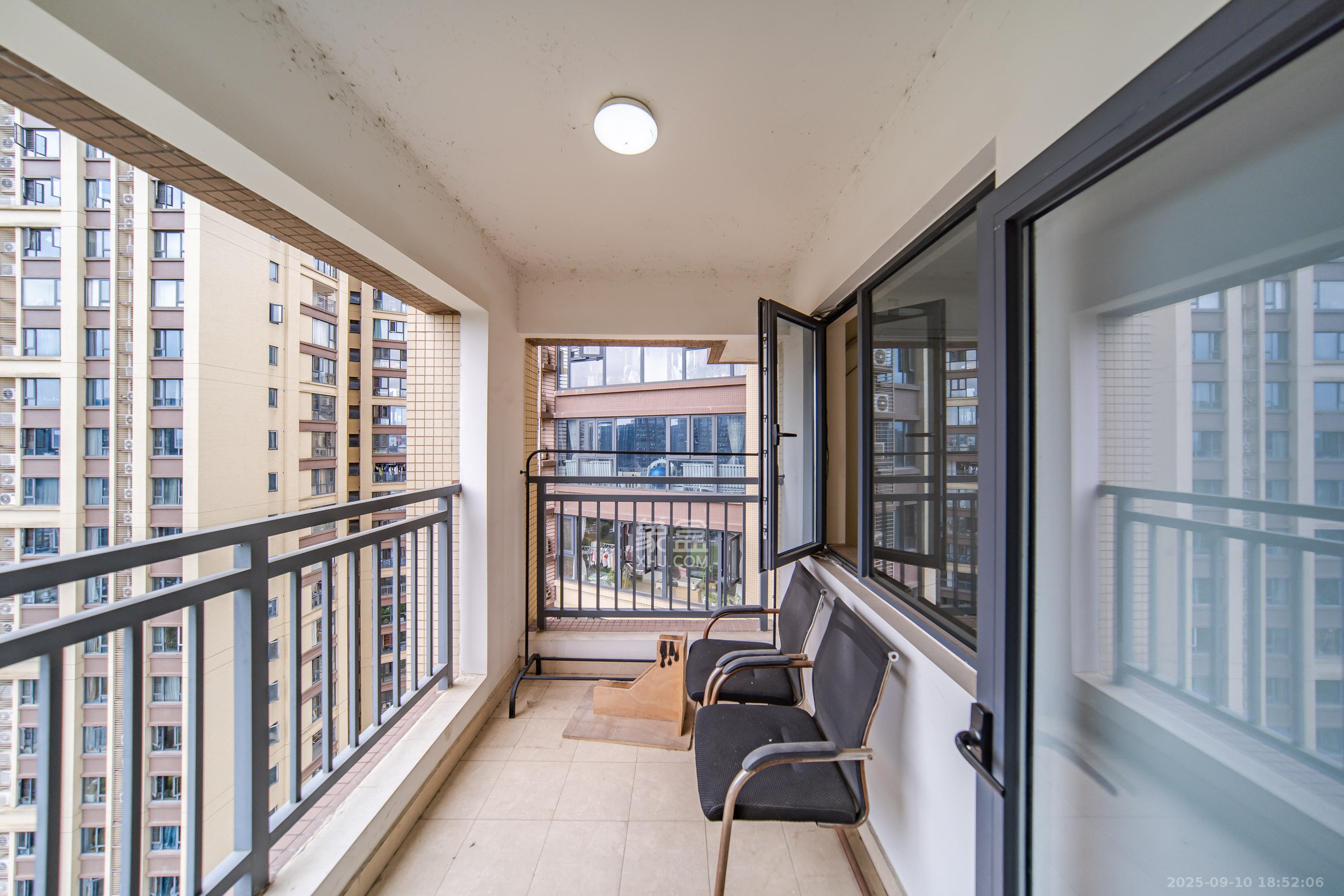 兰亭湾畔  3室2厅2卫    138.0万阳台