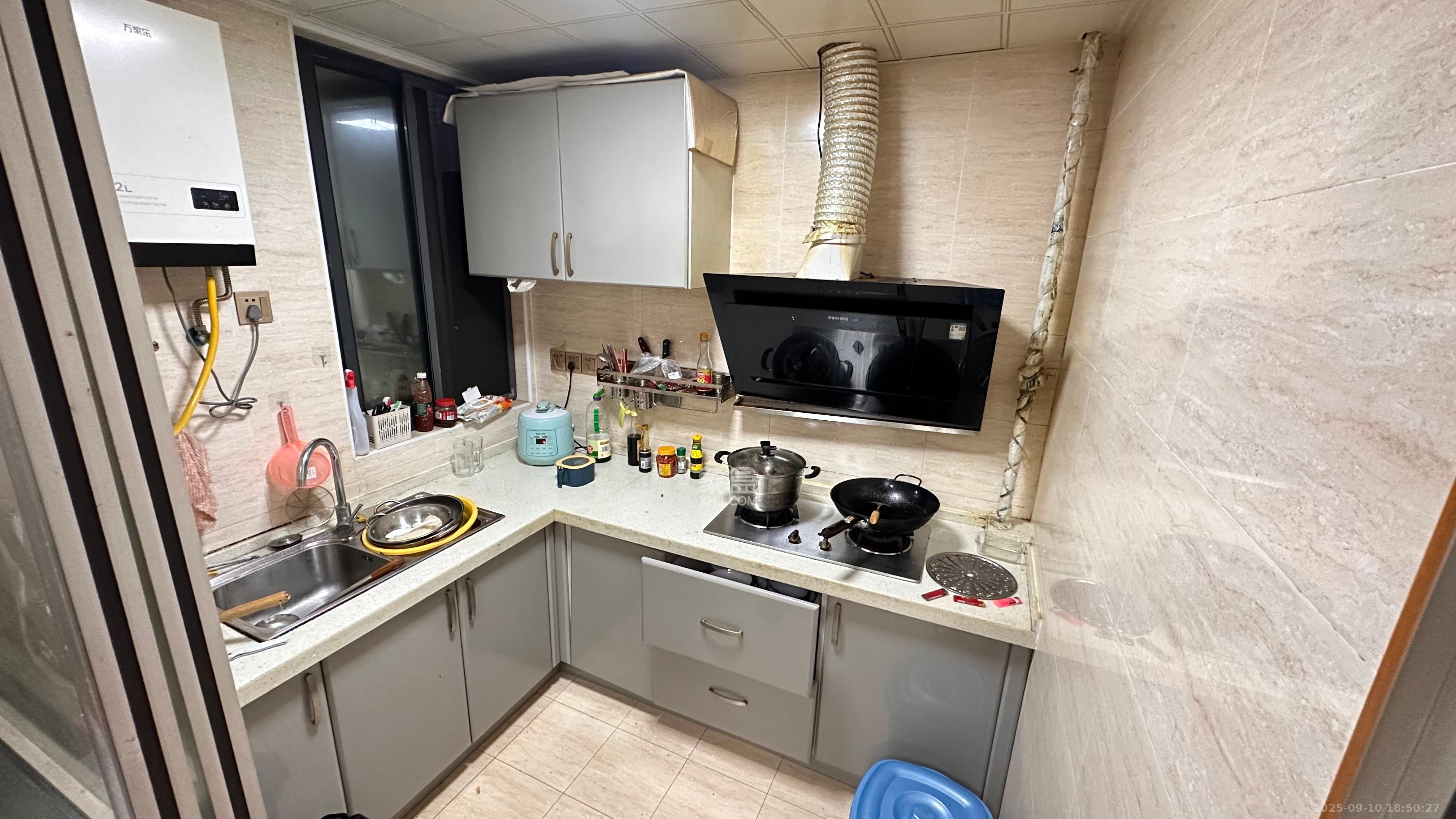 名家翡翠花园  3室2厅1卫    1800.0元/月 名家翡翠花园  3室2厅1卫    1800.0元/月室内图