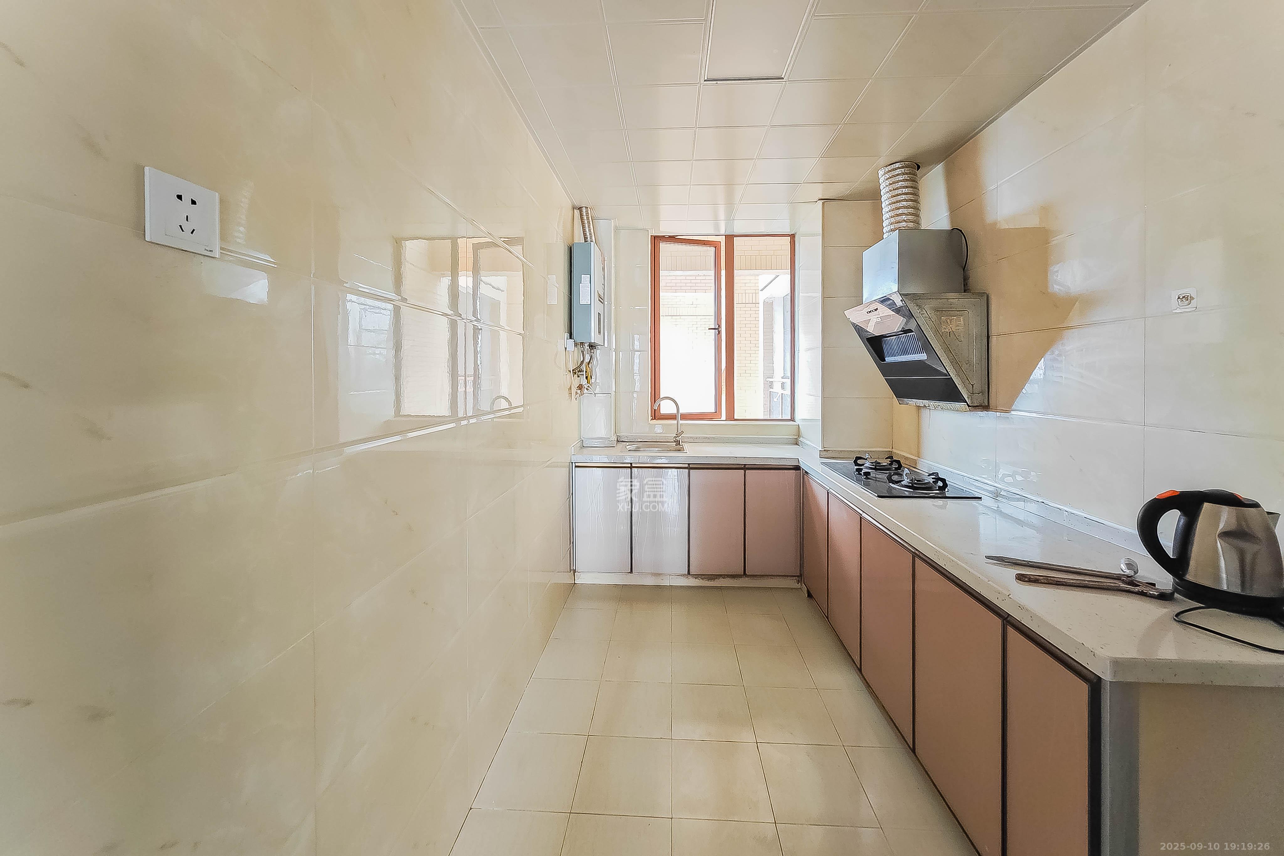 万里时代  3室2厅2卫    95.0万厨房