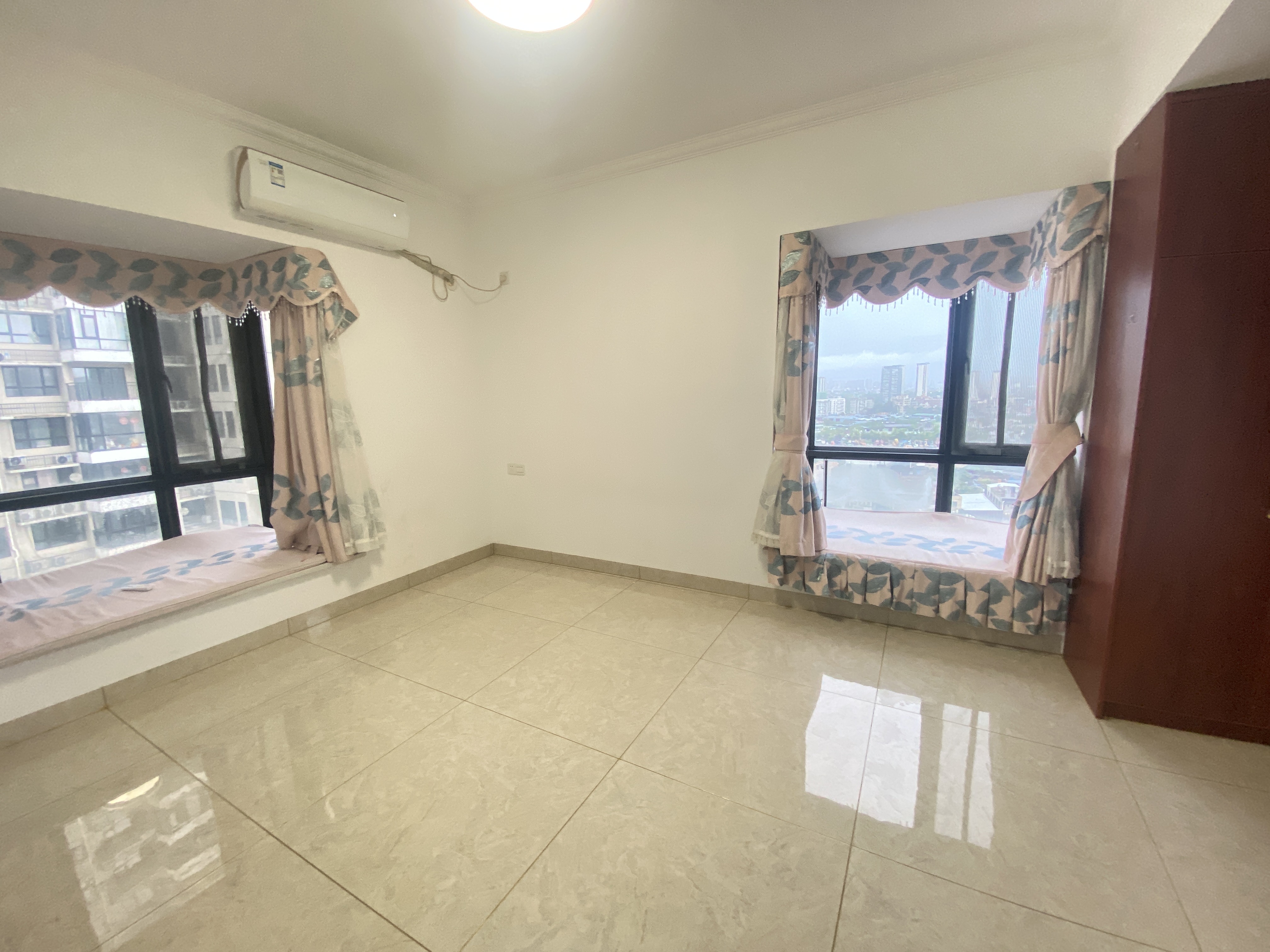 万景峰一期  3室2厅2卫    2500.0元/月室内图