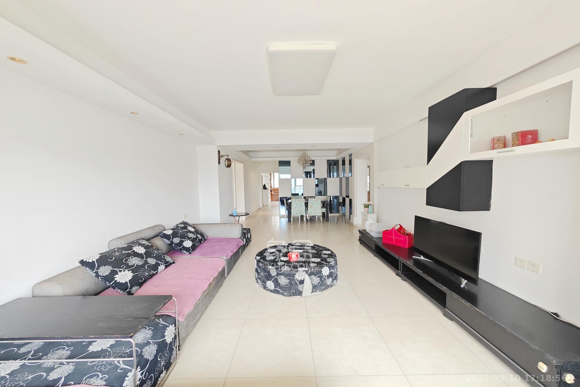 佳天瑞宁花园 3室2厅1卫 123.0万 佳天瑞宁花园 3室2厅1卫 123.0万客厅