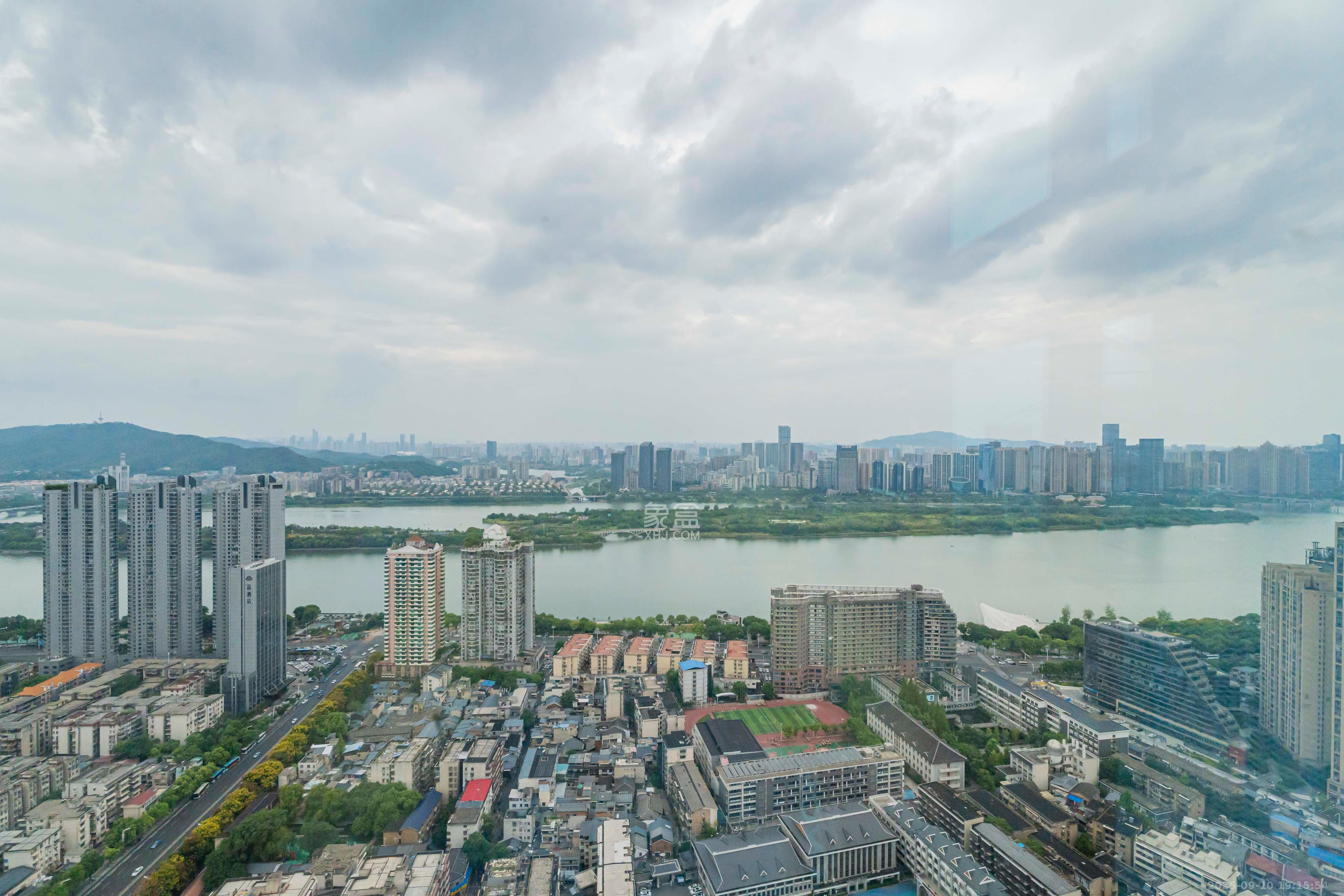 华润置地中心  2室1厅2卫    110.0万客厅