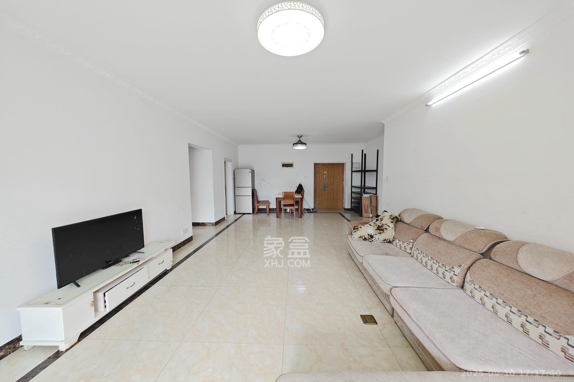 新城新世界一二三期  1室2厅2卫    108.0万客厅