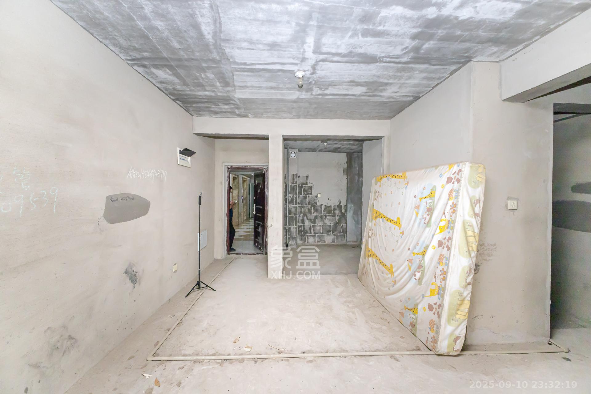 乾源国际  3室2厅2卫    75.0万客厅