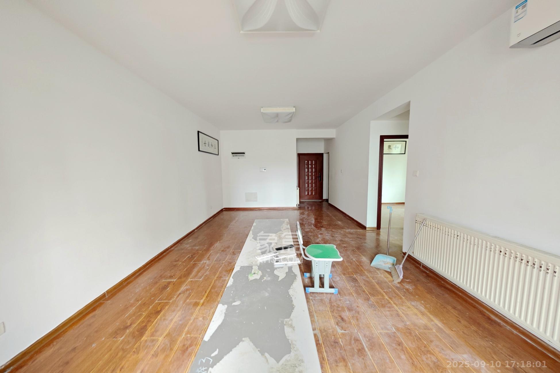 新城新世界一二三期 2室2厅1卫 78.0万 新城新世界一二三期 2室2厅1卫 78.0万客厅