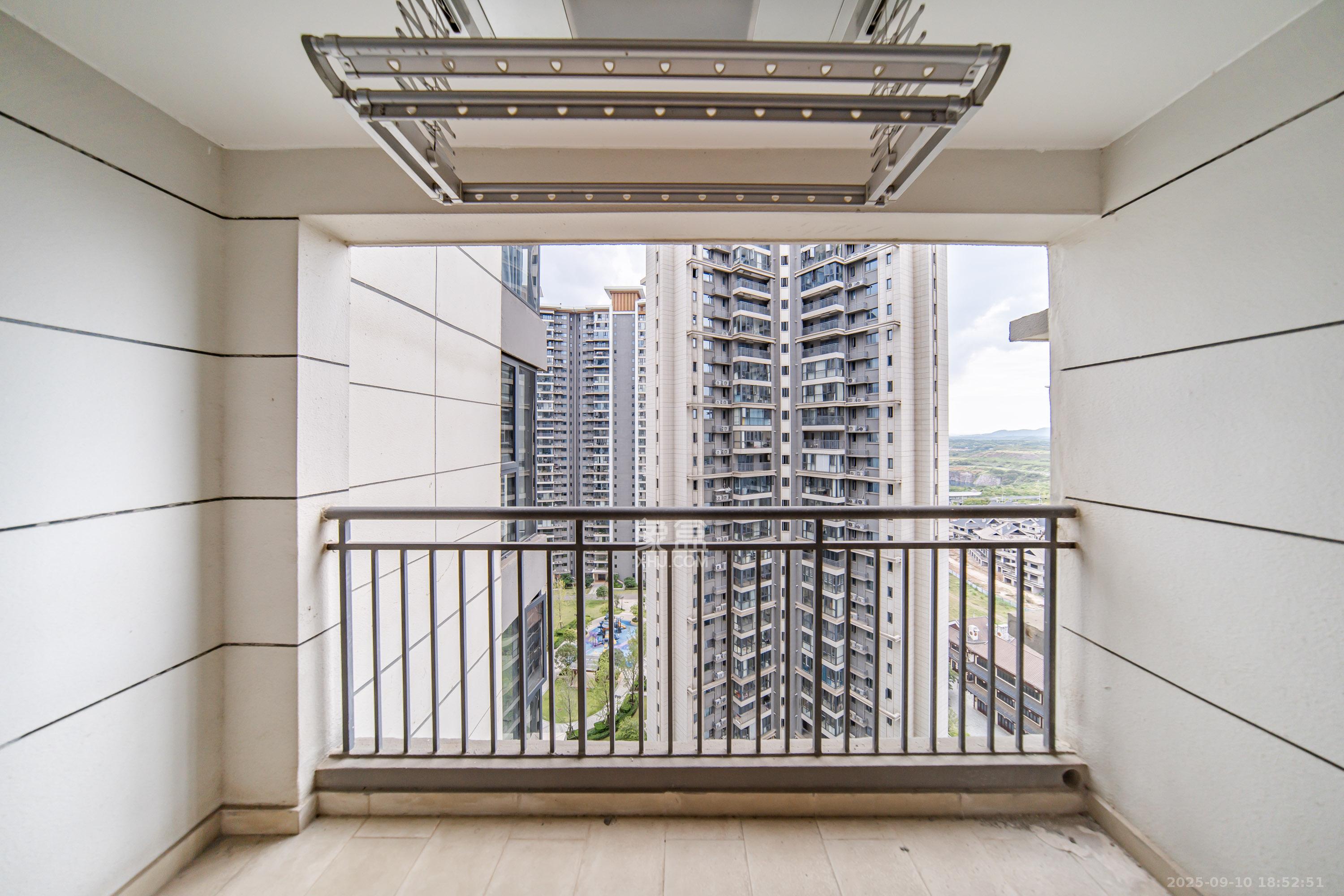 恒大文化旅游城A区  3室2厅1卫    65.0万阳台