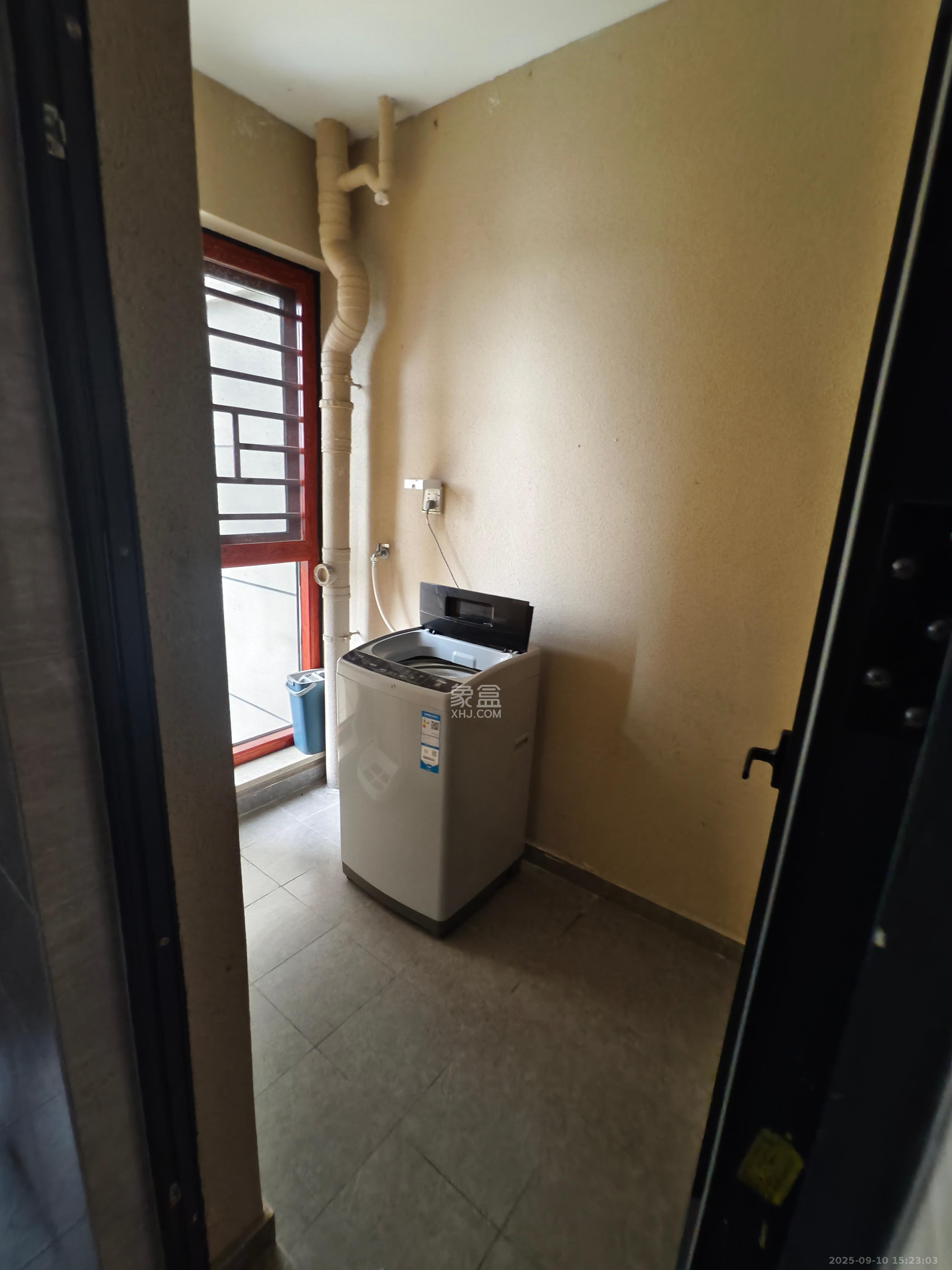 荣泰广场 3室2厅1卫 2200.0元/月 荣泰广场 3室2厅1卫 2200.0元/月室内图