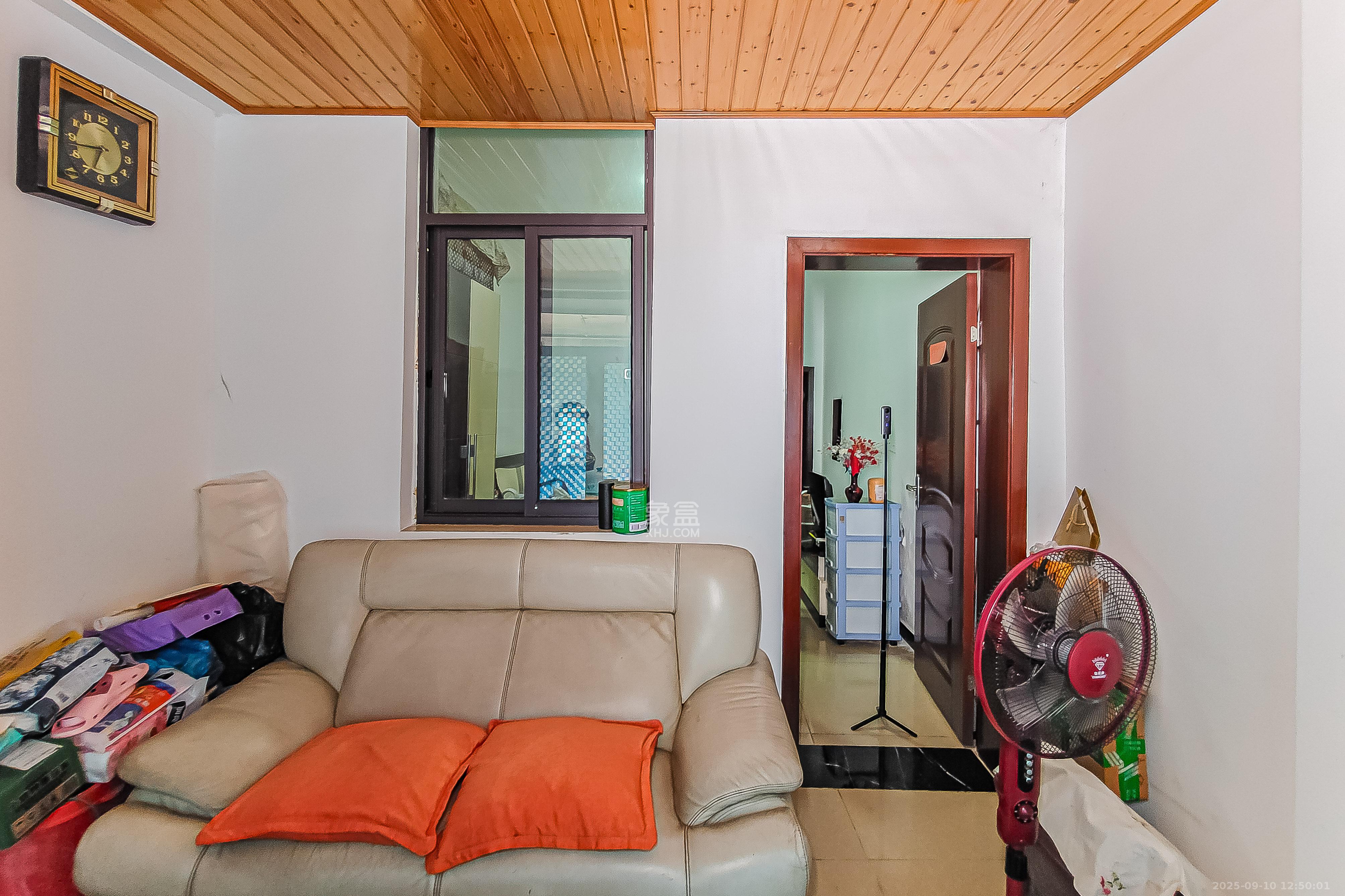 上碧湘街散盘  1室1厅1卫    55.0万 上碧湘街散盘  1室1厅1卫    55.0万客厅