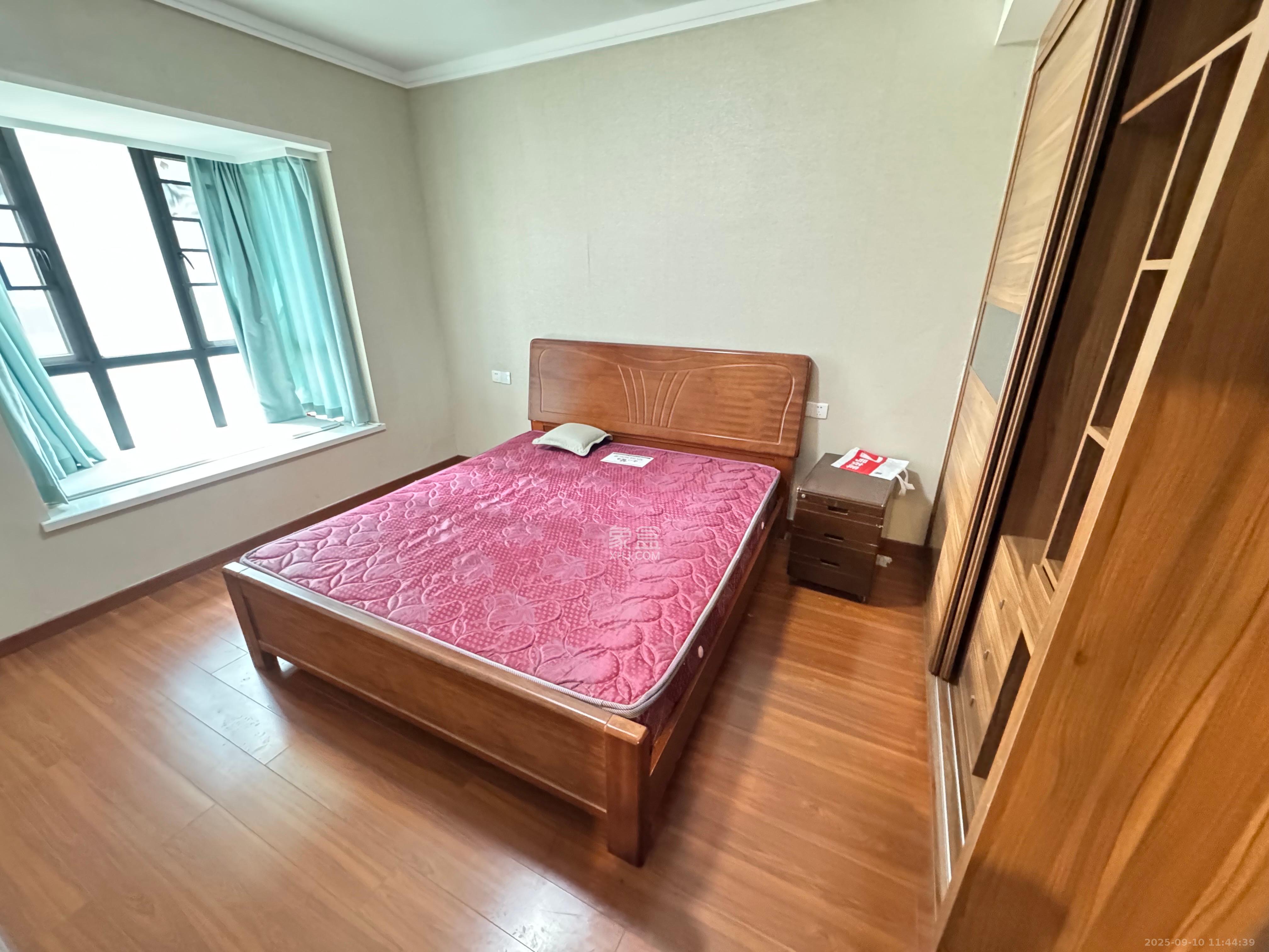 荣泰广场  3室2厅1卫    2400.0元/月室内图