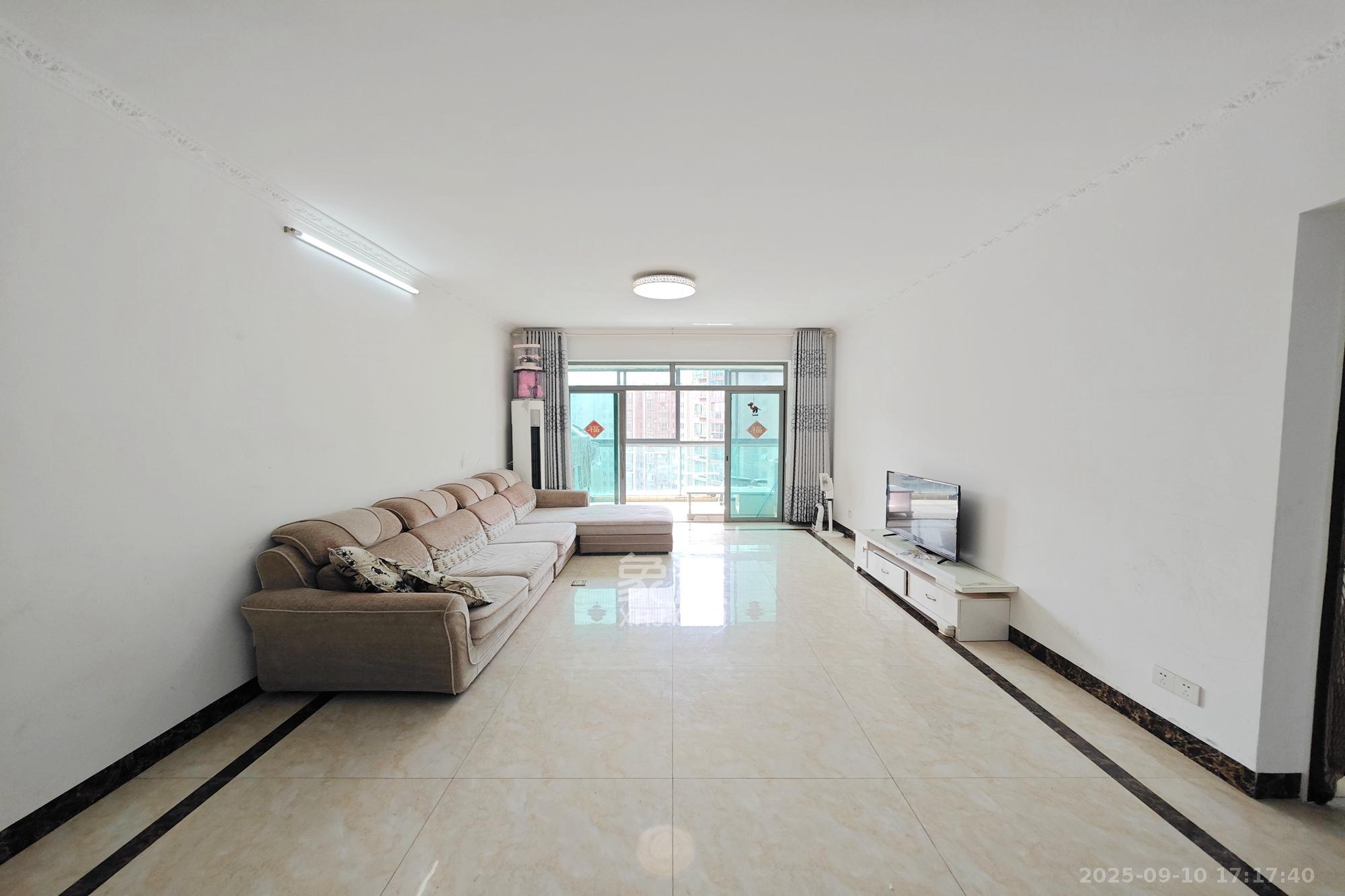 新城新世界一二三期  1室2厅2卫    108.0万客厅