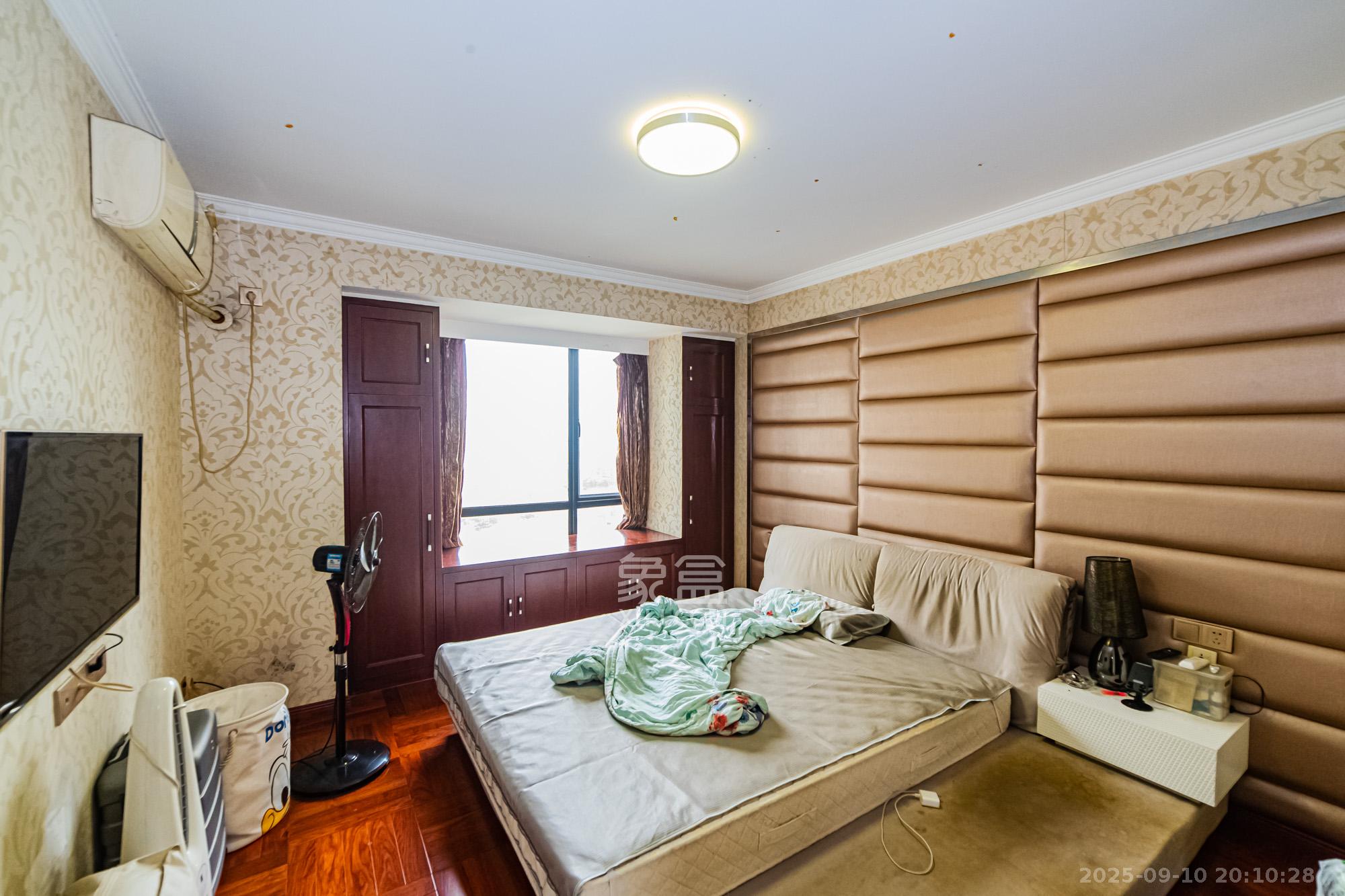 万科城  3室2厅1卫    113.0万卧室