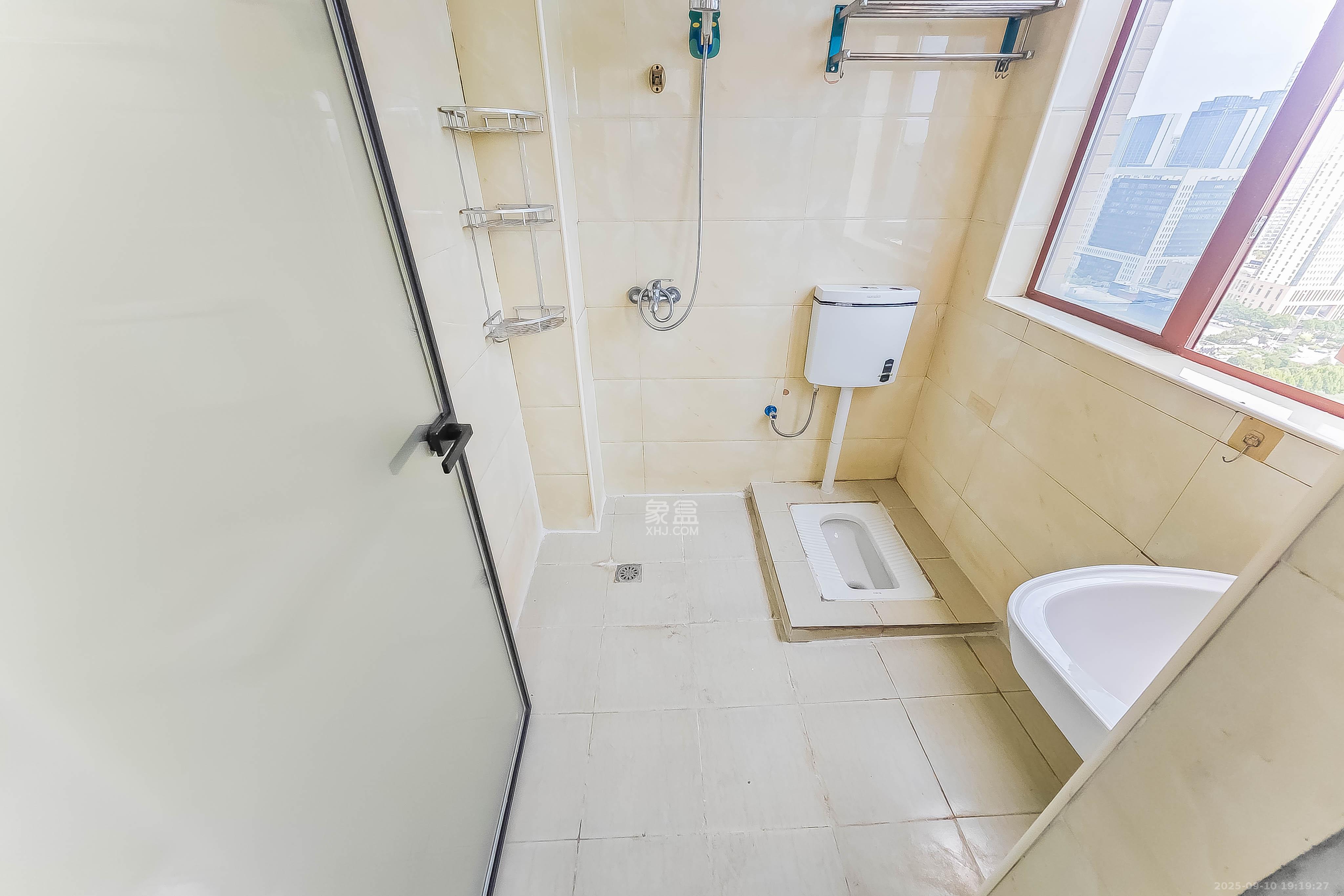 万里时代  3室2厅2卫    95.0万卫生间