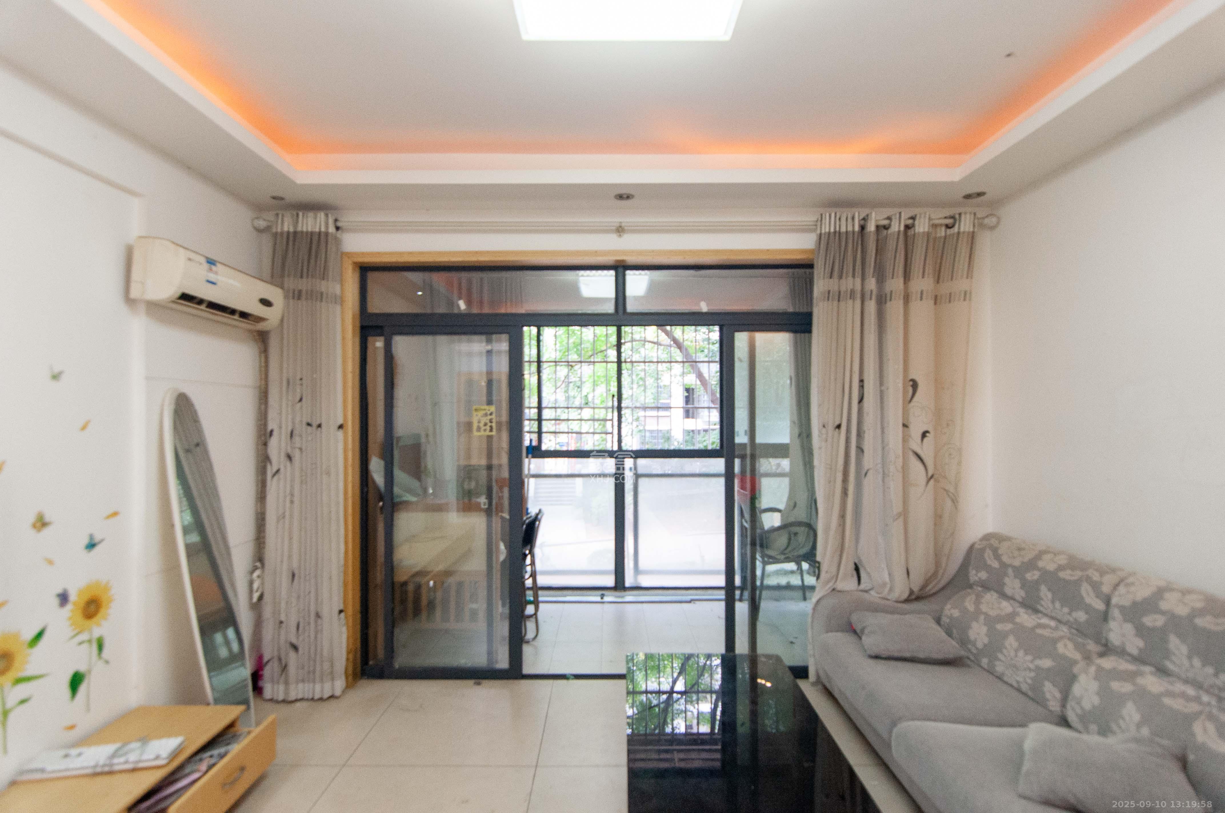 海林馨香雅苑  2室2厅1卫    66.0万 海林馨香雅苑  2室2厅1卫    66.0万客厅