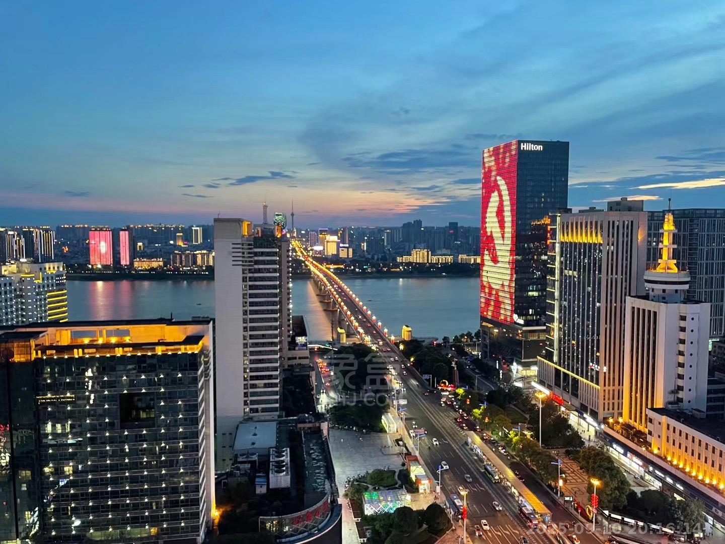 中央商业广场 1室1厅1卫 1200.0元/月 中央商业广场 1室1厅1卫 1200.0元/月室内图