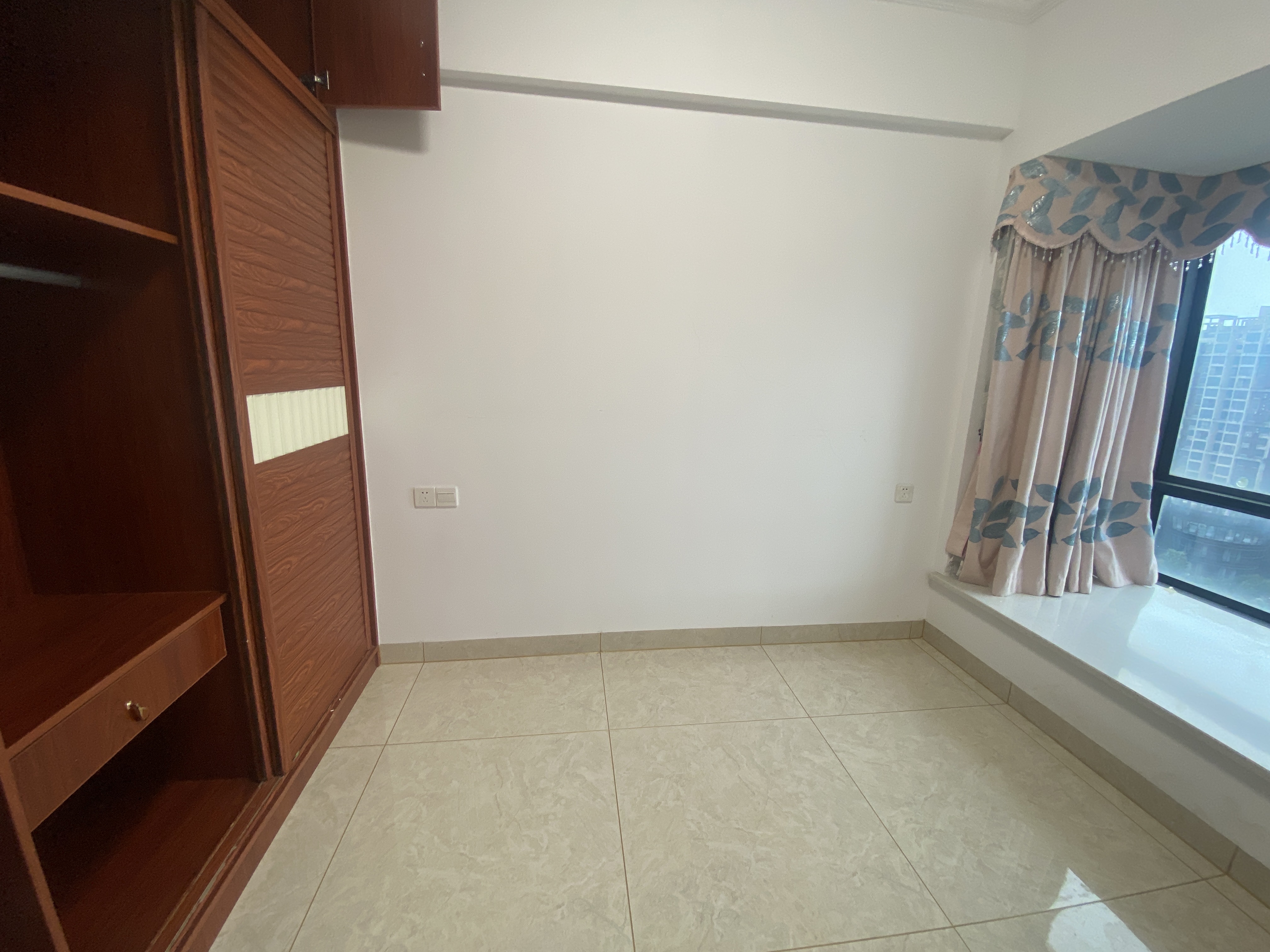 万景峰一期  3室2厅2卫    2500.0元/月室内图