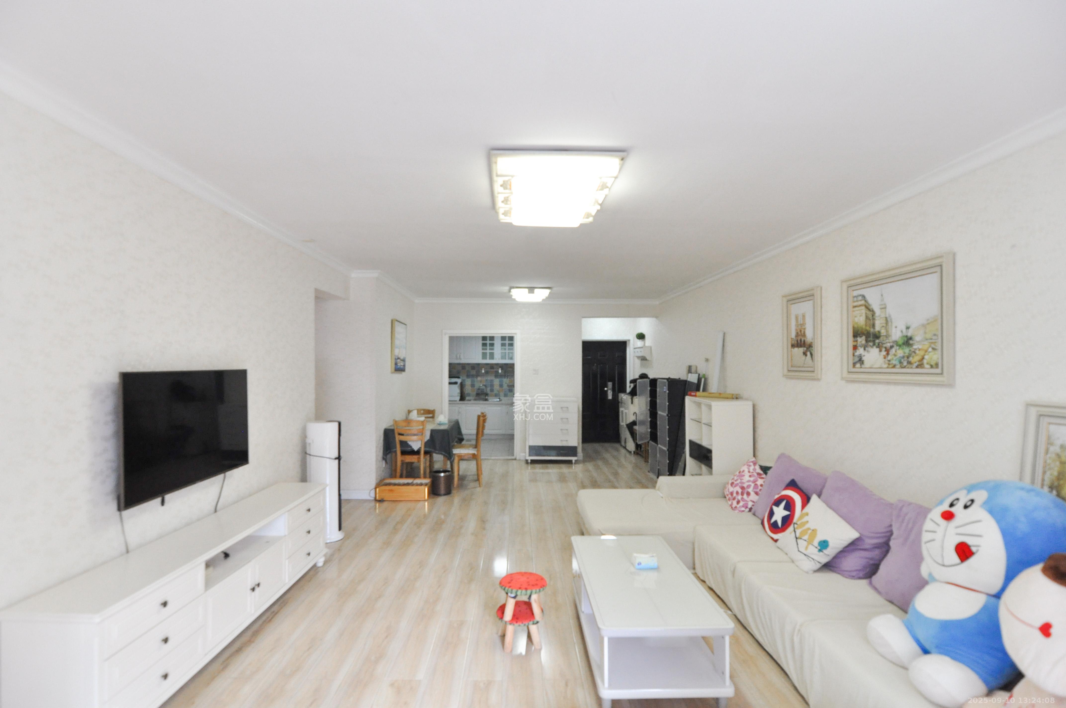 玛依拉山庄  3室2厅2卫    103.8万客厅