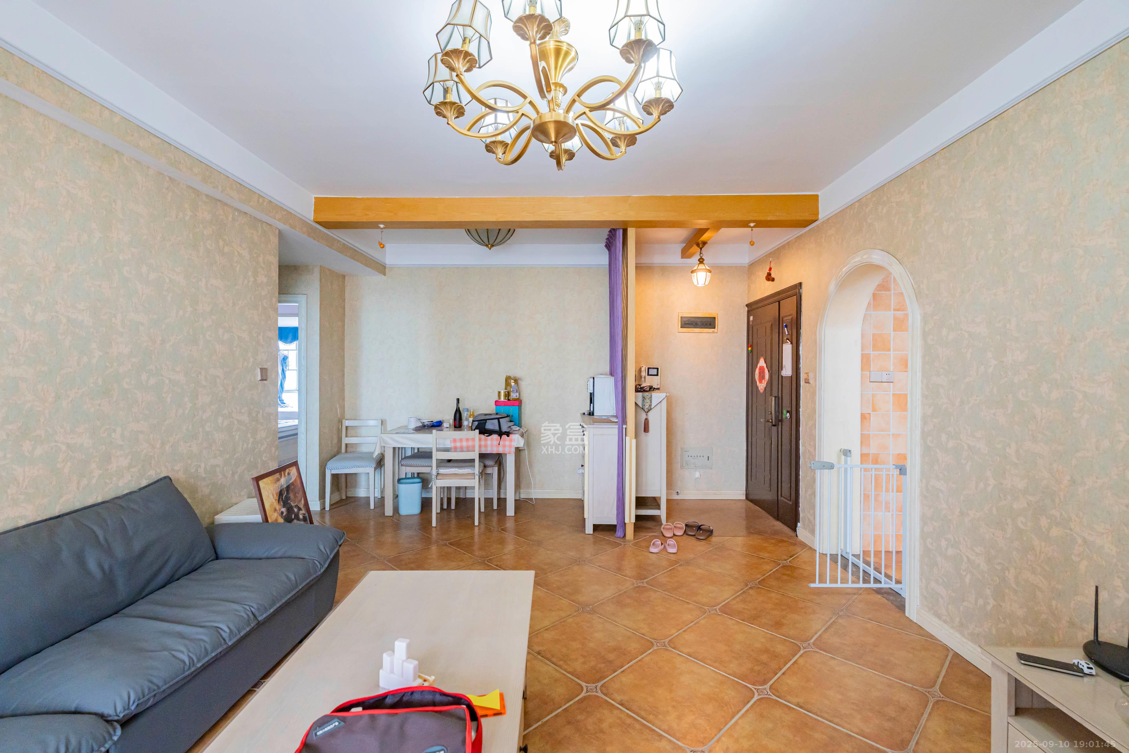 凯乐国际城 2室2厅1卫 95.0万 凯乐国际城 2室2厅1卫 95.0万客厅