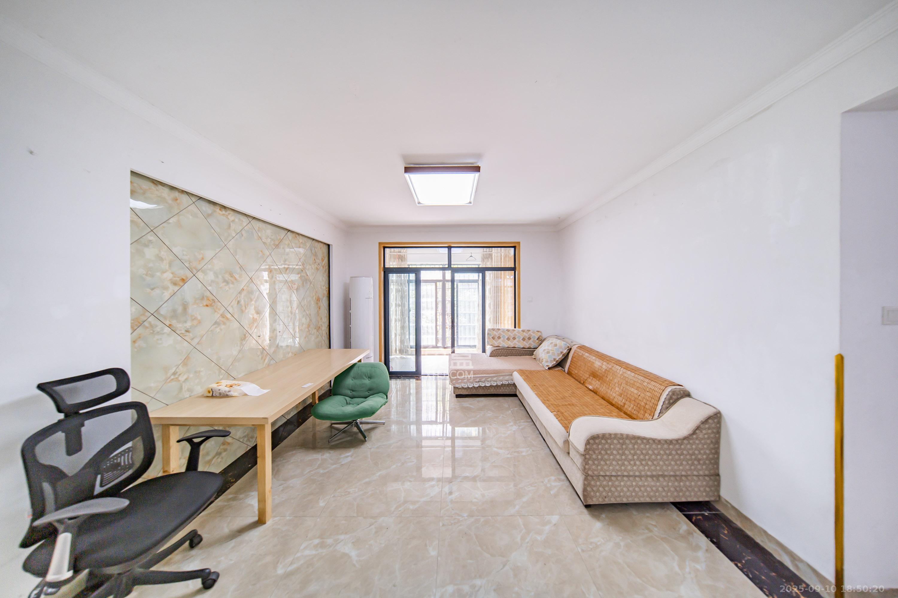 湘熙水郡(观澜海赋家园) 3室2厅2卫 113.0万 湘熙水郡(观澜海赋家园) 3室2厅2卫 113.0万客厅