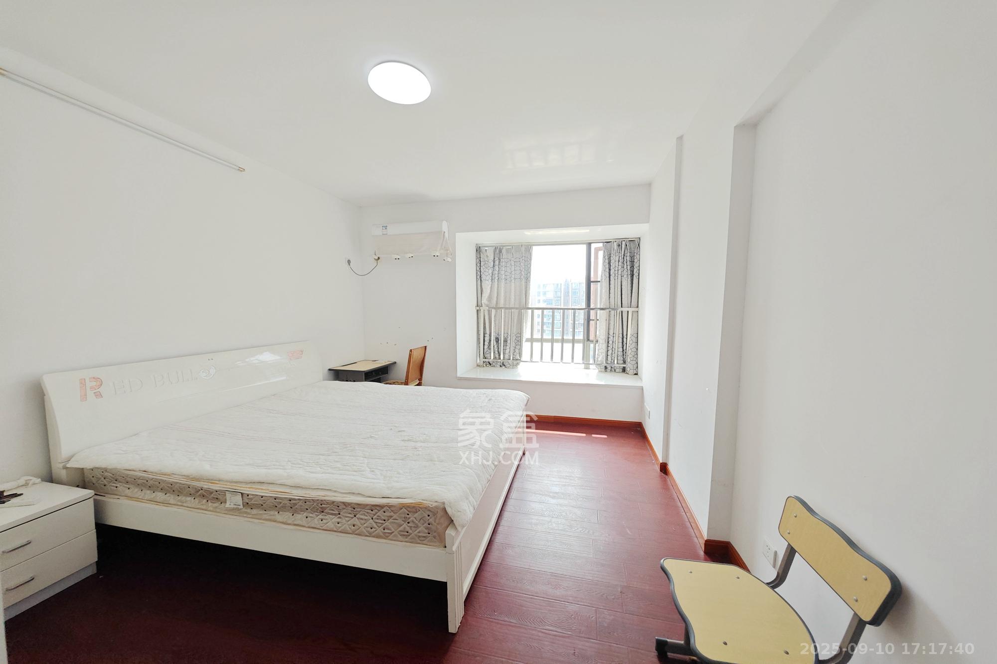 新城新世界一二三期  1室2厅2卫    108.0万卧室