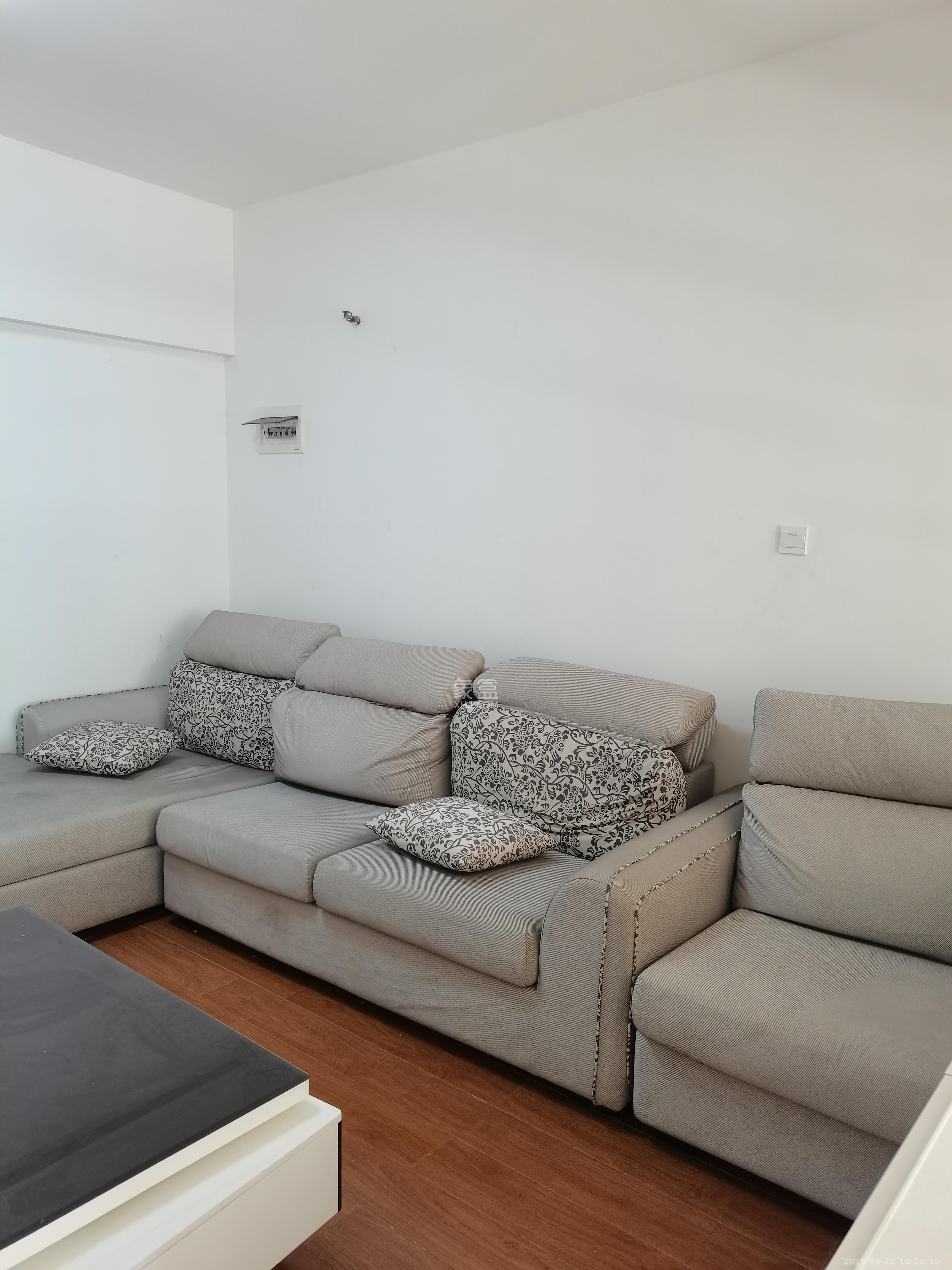 南庭城果   61.0㎡      1500.0元/月室内图