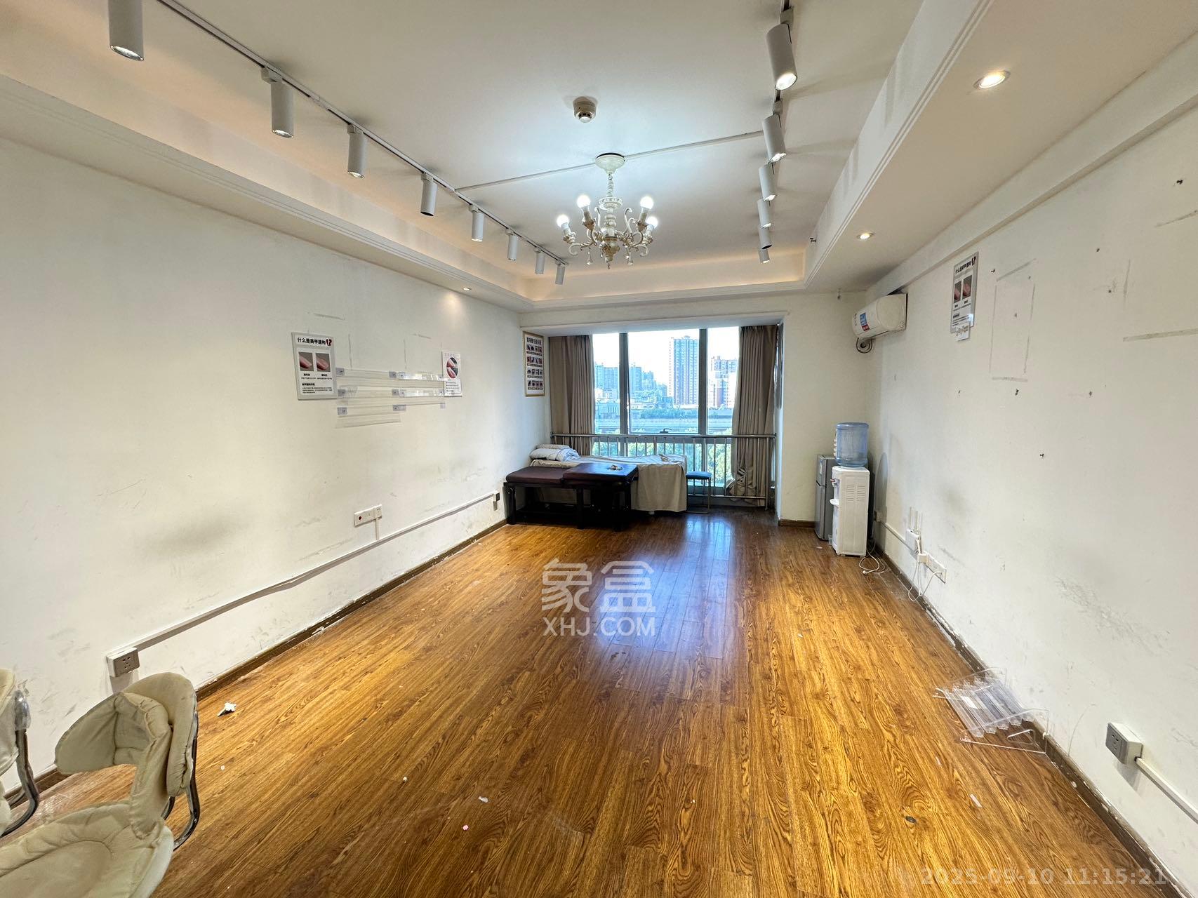 德思勤城市广场(宝格丽公寓) 1室1厅1卫 2300.0元/月 德思勤城市广场(宝格丽公寓) 1室1厅1卫 2300.0元/月室内图