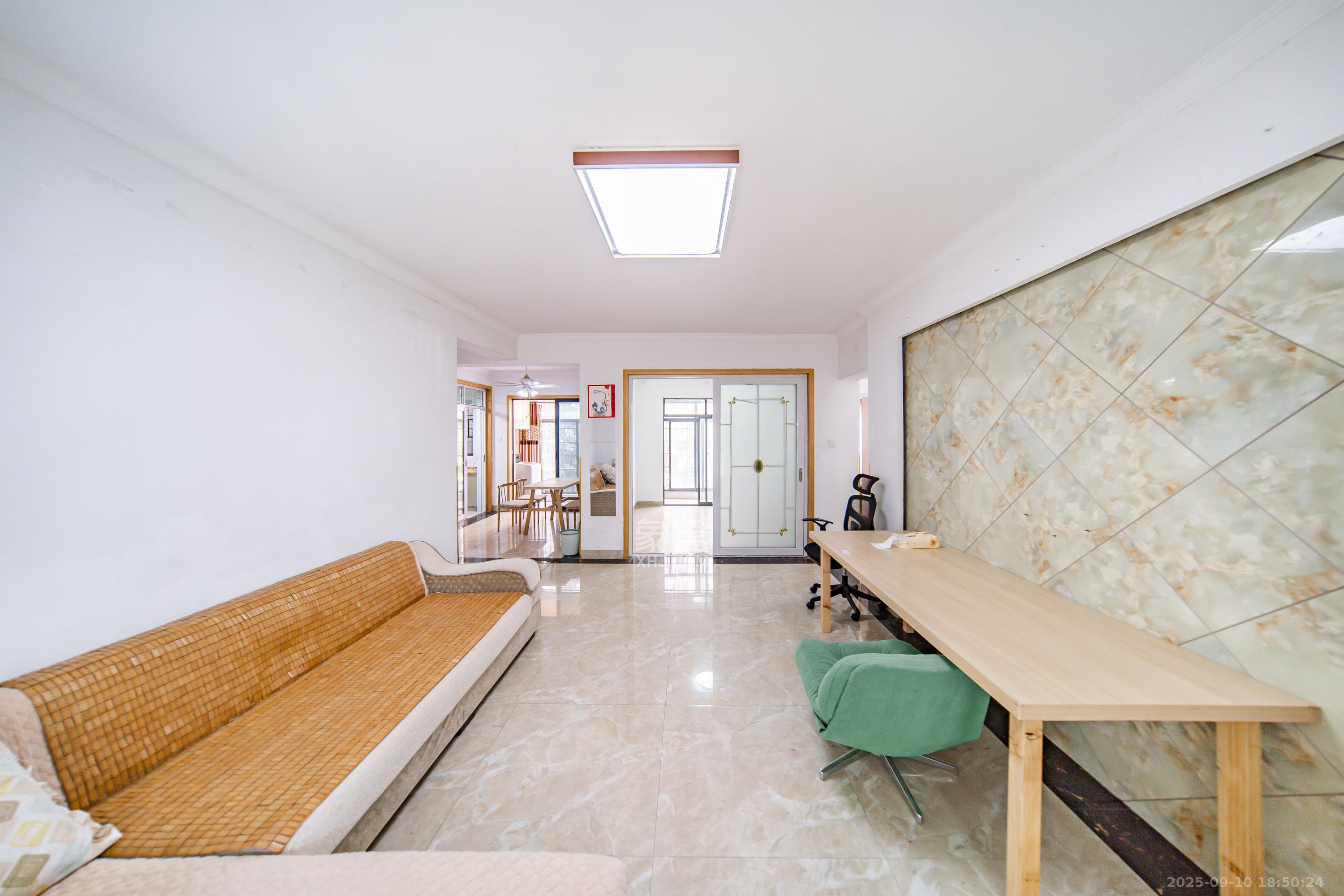 湘熙水郡(观澜海赋家园) 3室2厅2卫 113.0万 湘熙水郡(观澜海赋家园) 3室2厅2卫 113.0万客厅